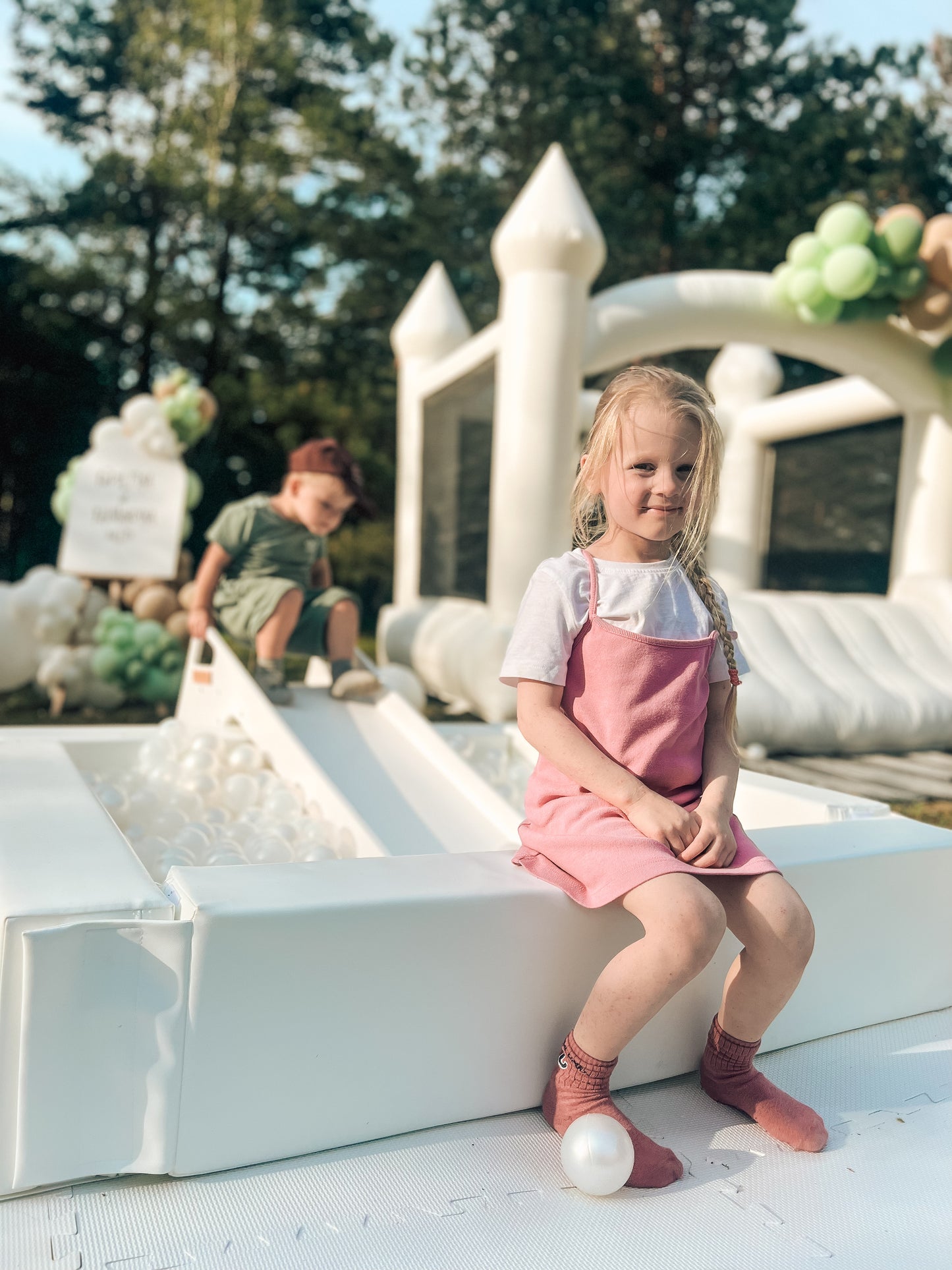 Iglu bumbu baseina un slīdkalniņa noma Liepājā, Dienvidkurzemē, Kurzemē