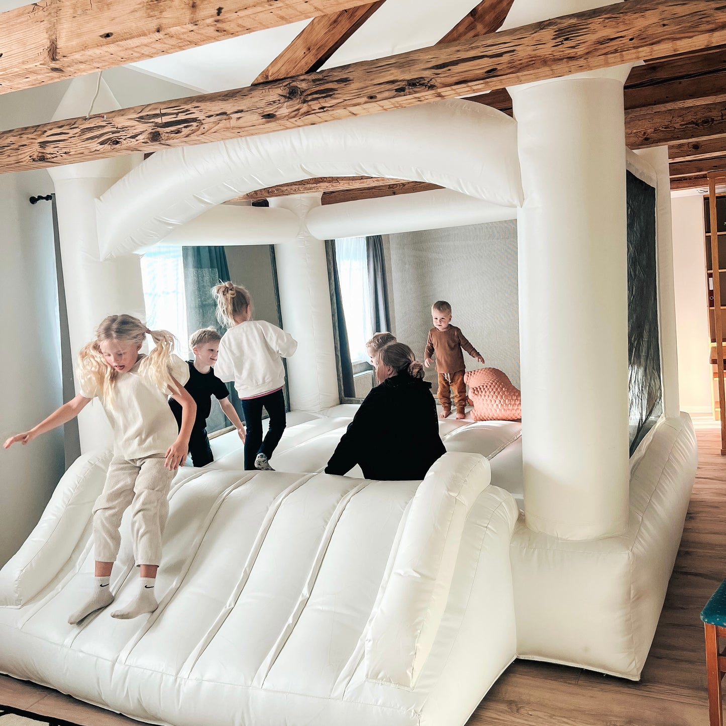 Bouncy Castle Baltā pils 3m - baltu piepūšamo atrakciju noma Liepājā, Dienvidkurzemē, Kurzemē