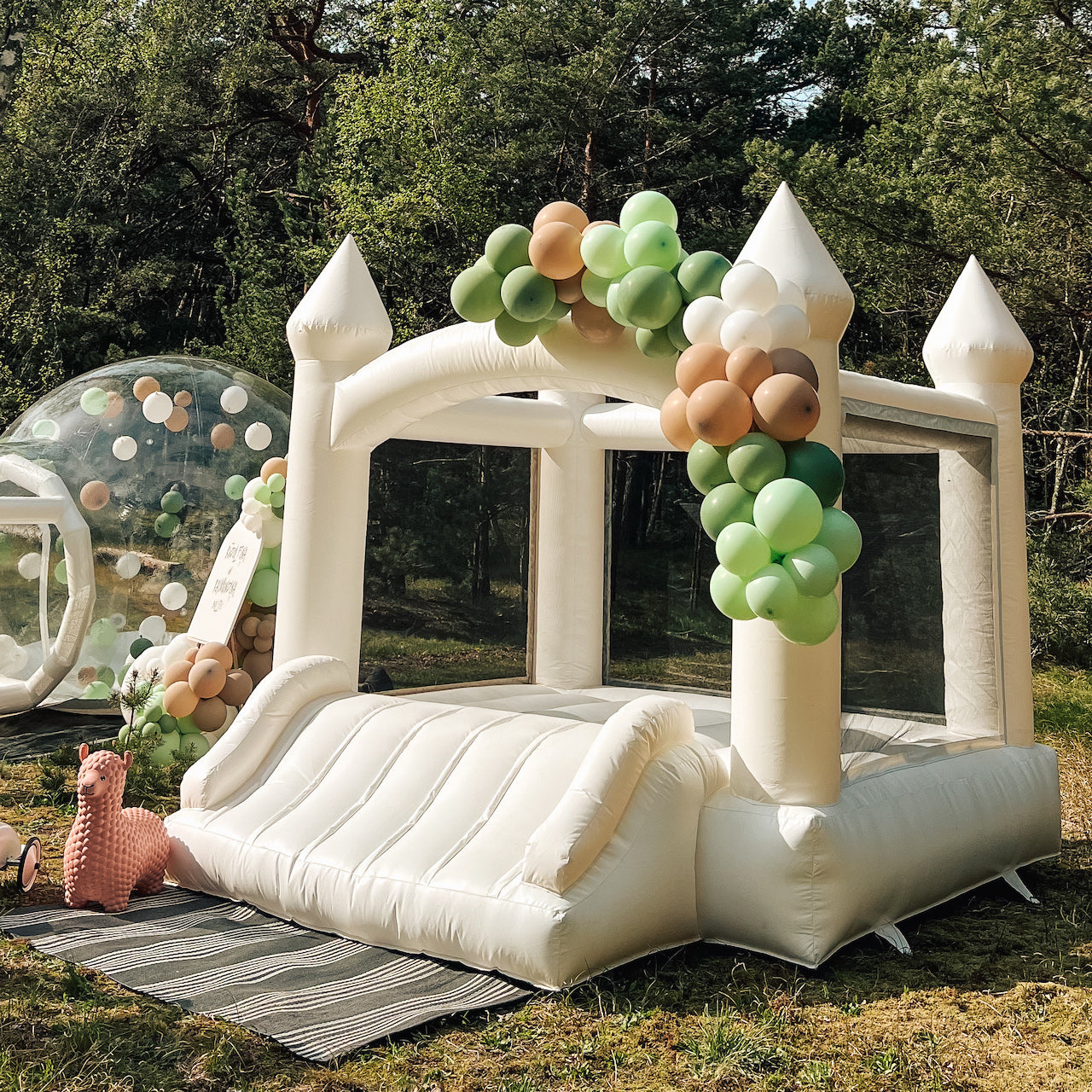 Bouncy Castle Baltā pils 3m - baltu piepūšamo atrakciju noma Liepājā, Dienvidkurzemē, Kurzemē