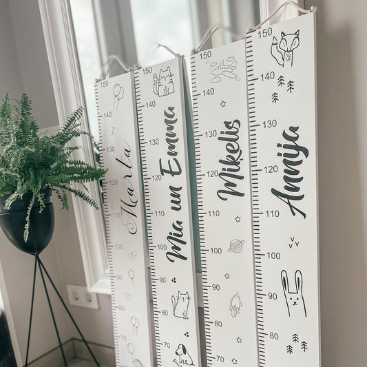Personalizēts bērna auguma metrmērs no koka ar bērna vārdu un augumu, Veco dēļu dekors
