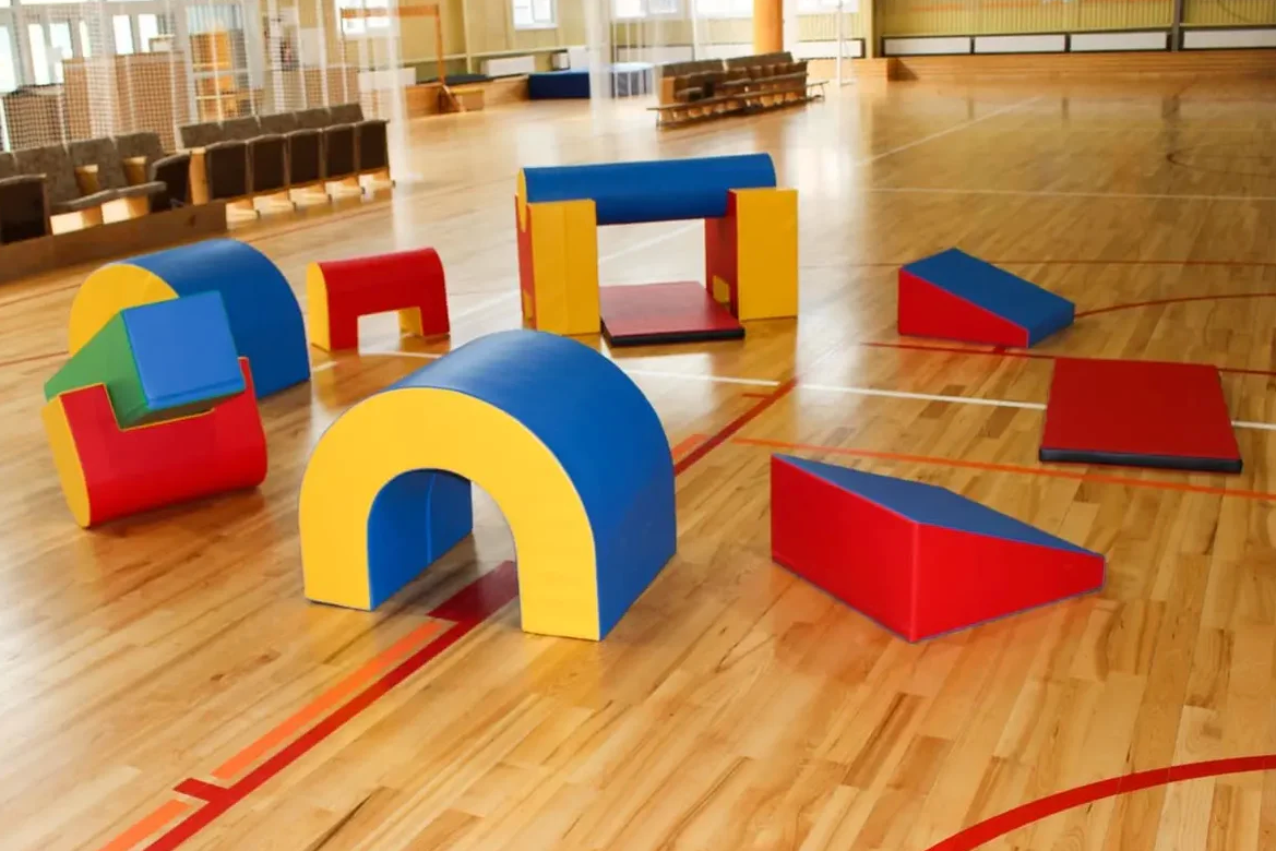 Šķērsļu trase - Mīkstie kluči Fun Run Soft Play Set, IGLU - krāsains - inventārs bērnu dārza vai skolas sporta nodarbībās