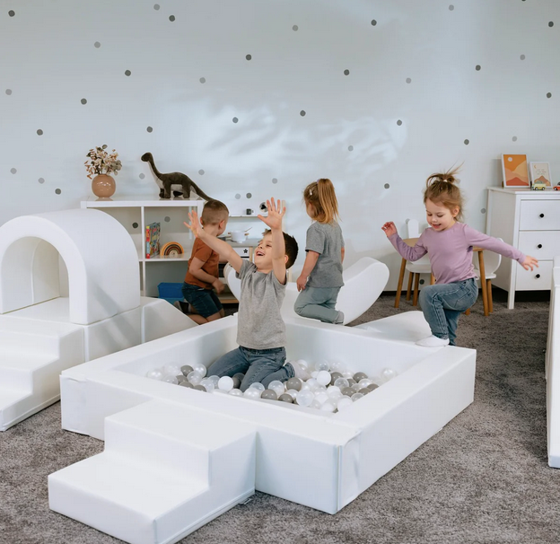 Bumbu baseins - noma, Atrakciju noma Liepajā, Bērnu stūrītis ballītēm un kāzām, bumbiņu baseins