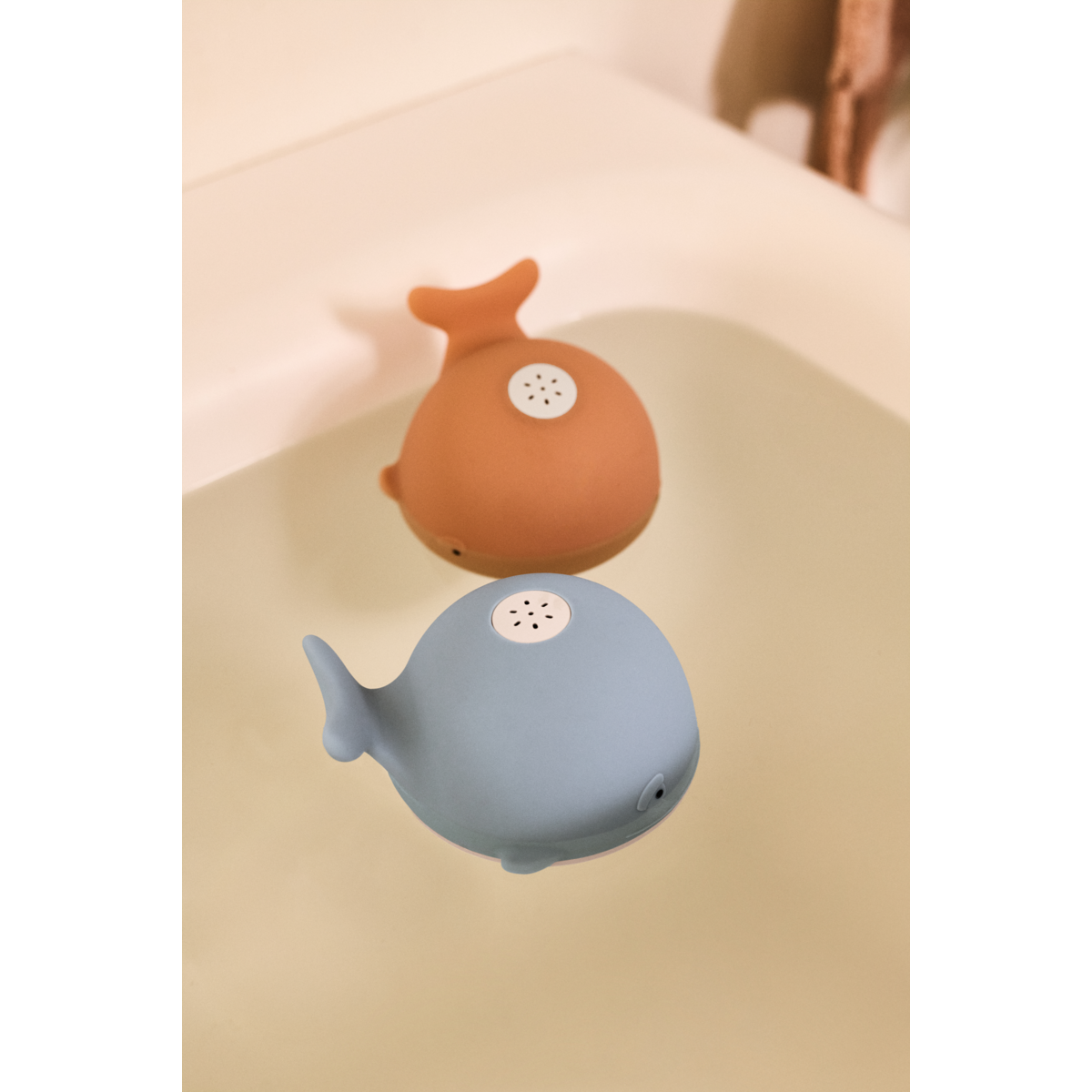 Vannas rotaļlieta – ūdens smidzinātājs Valis, Galen Bath Sprinkler Whale, Beach Blue, Liewood, LW21109_2598