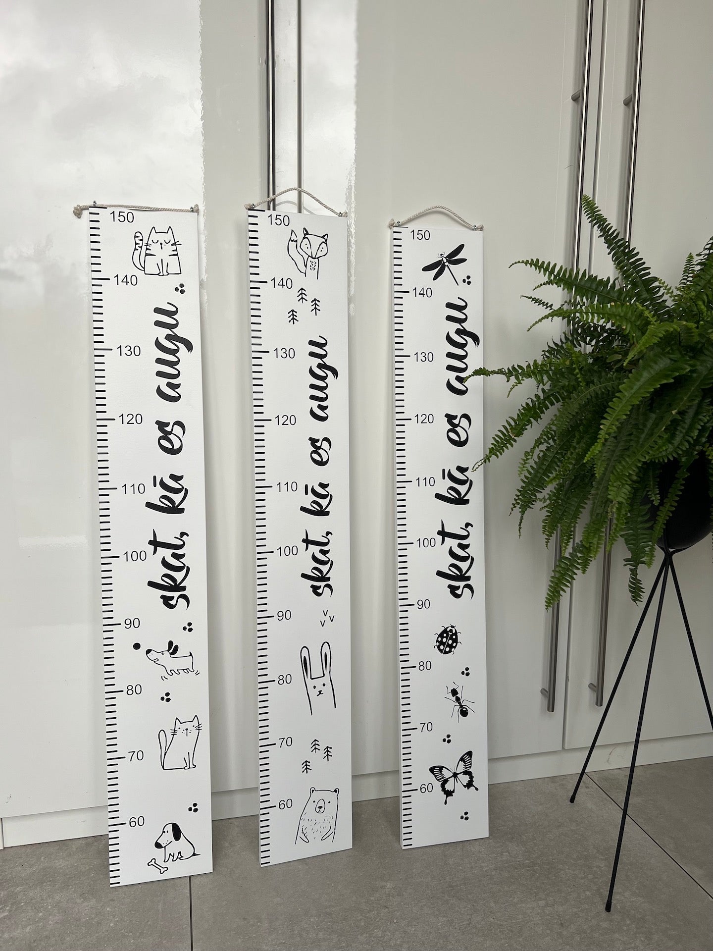 Personalizēts bērna auguma metrmērs no koka ar bērna vārdu un augumu, Veco dēļu dekors