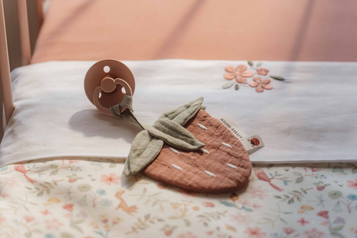 Mīļlupatiņa - knupīša turētājs Strawberry, Pacifier cloth muslin, Little Dutch, TE21264031