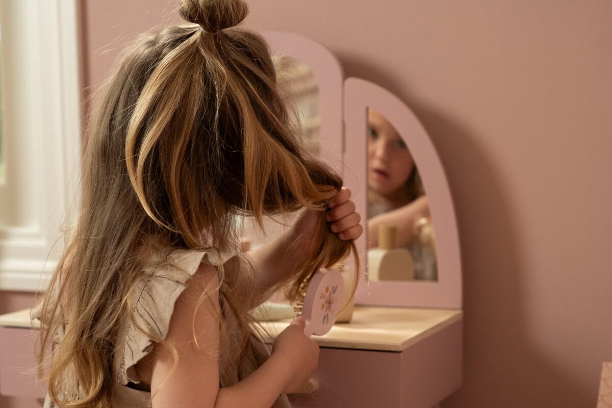 Bērnu kosmētikas galds