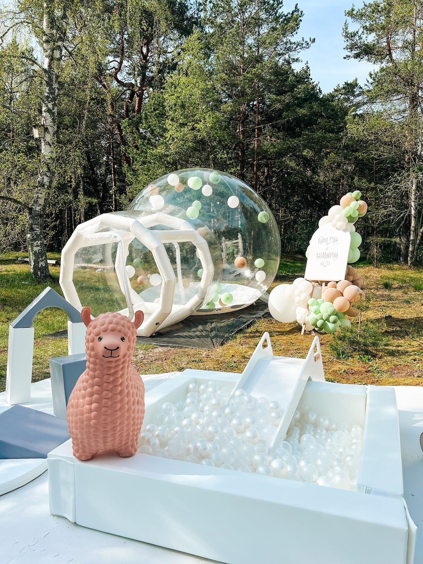 Iglu bumbu baseina un slīdkalniņa noma Liepājā, Dienvidkurzemē, Kurzemē