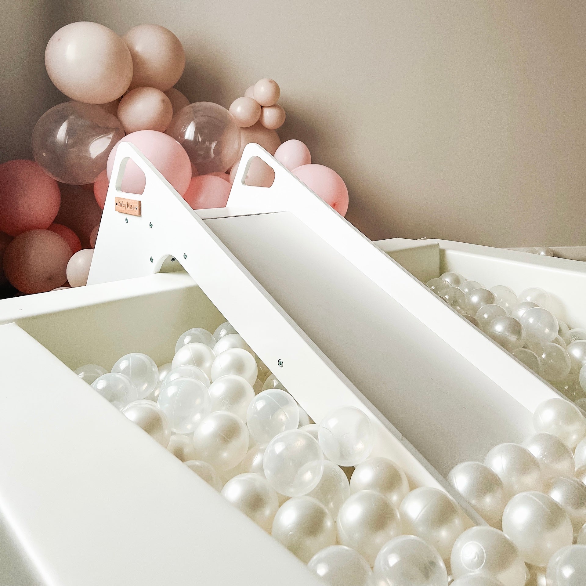 Iglu bumbu baseina un slīdkalniņa noma Liepājā, Dienvidkurzemē, Kurzemē