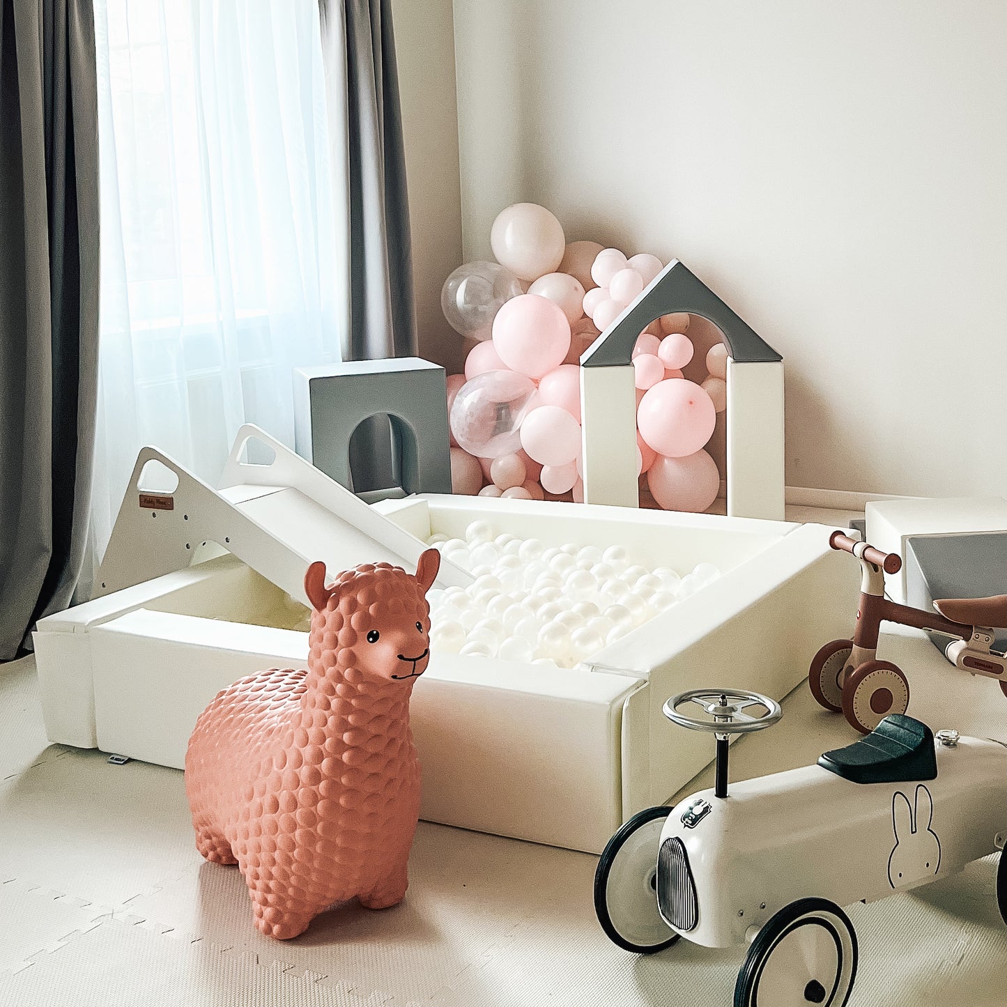 Iglu bumbu baseina un slīdkalniņa noma Liepājā, Dienvidkurzemē, Kurzemē