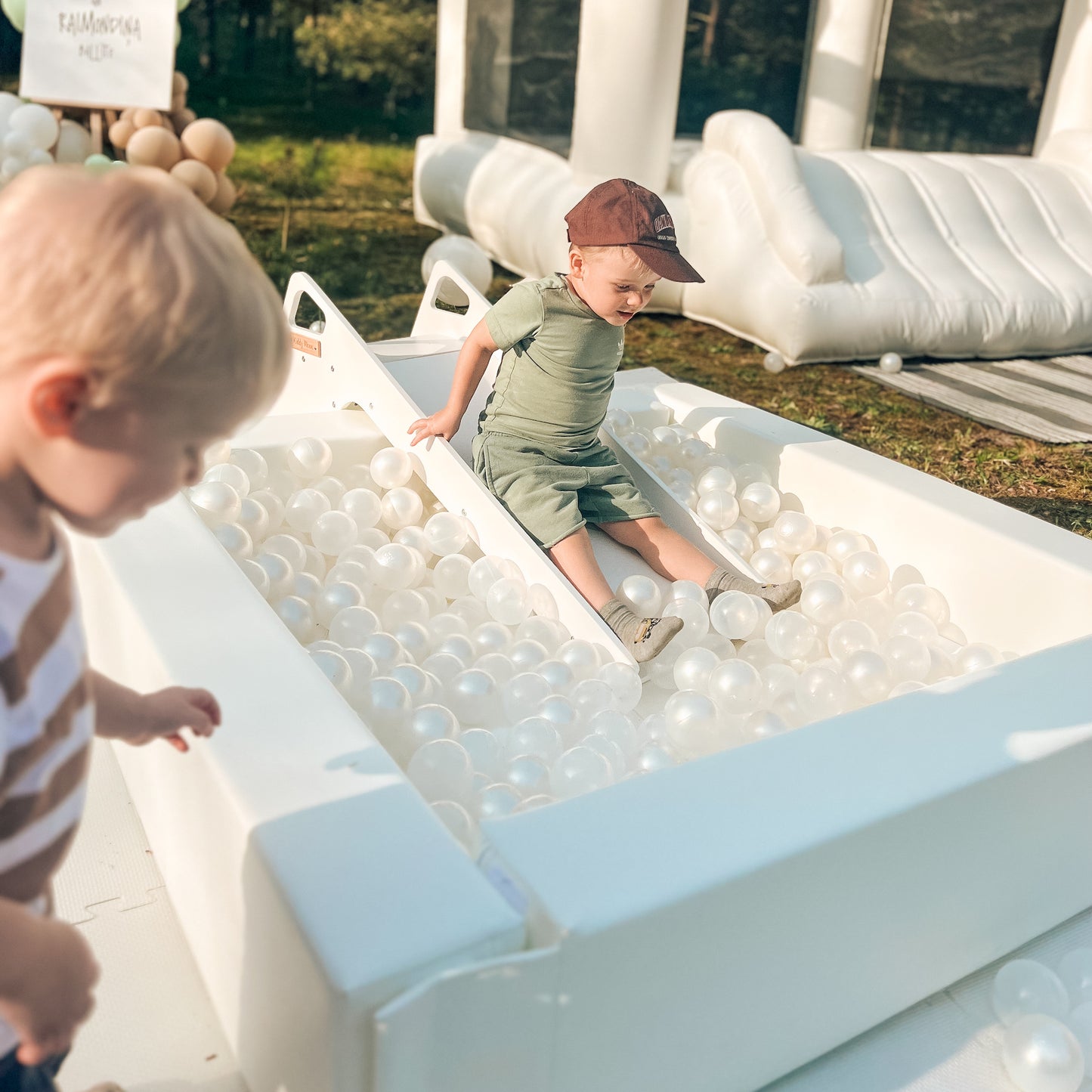Iglu bumbu baseina un slīdkalniņa noma Liepājā, Dienvidkurzemē, Kurzemē