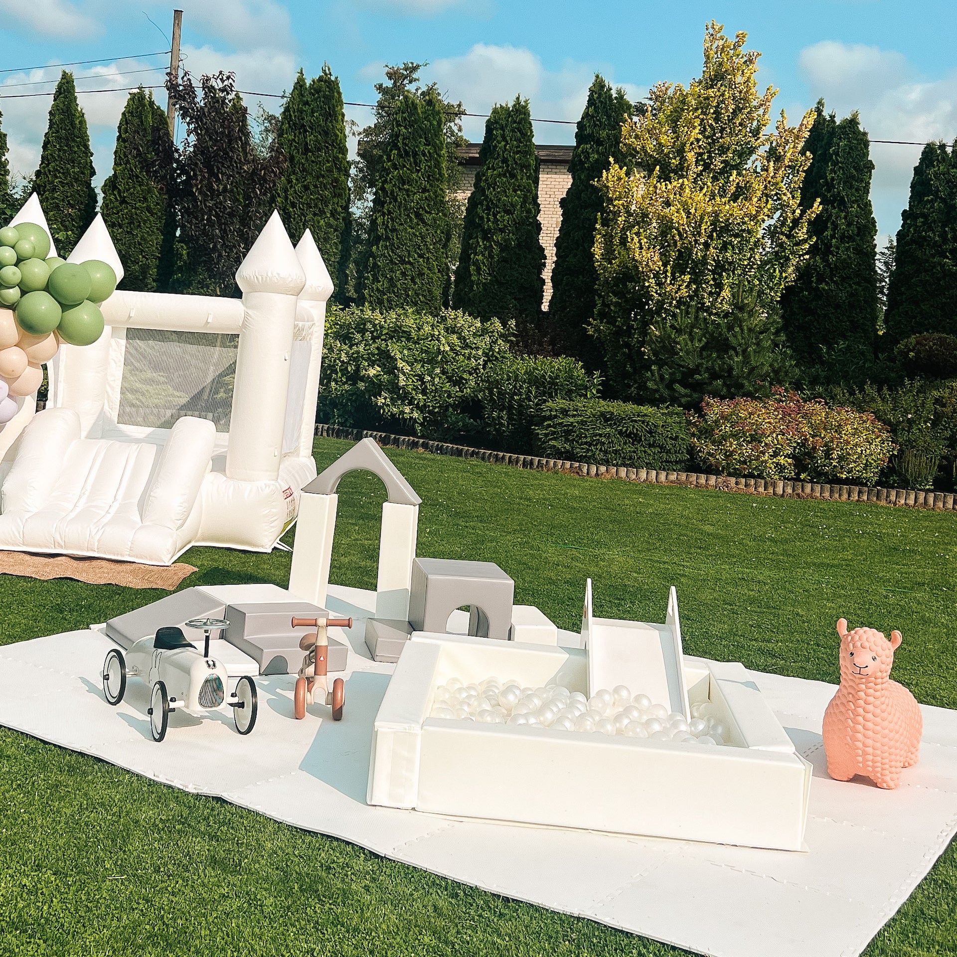 Iglu bumbu baseina un slīdkalniņa noma Liepājā, Dienvidkurzemē, Kurzemē