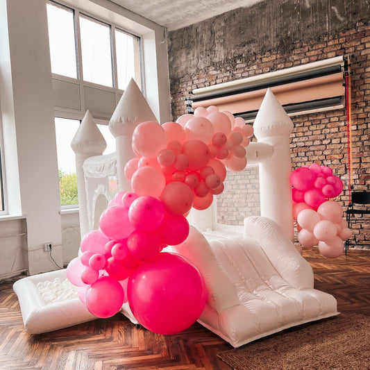 Bouncy Castle Baltā minī pils ar bumbiņu baseinu 1.8m - piepūšamās atrakcijas noma Liepājā, Dienvidkurzemē, Kurzemē