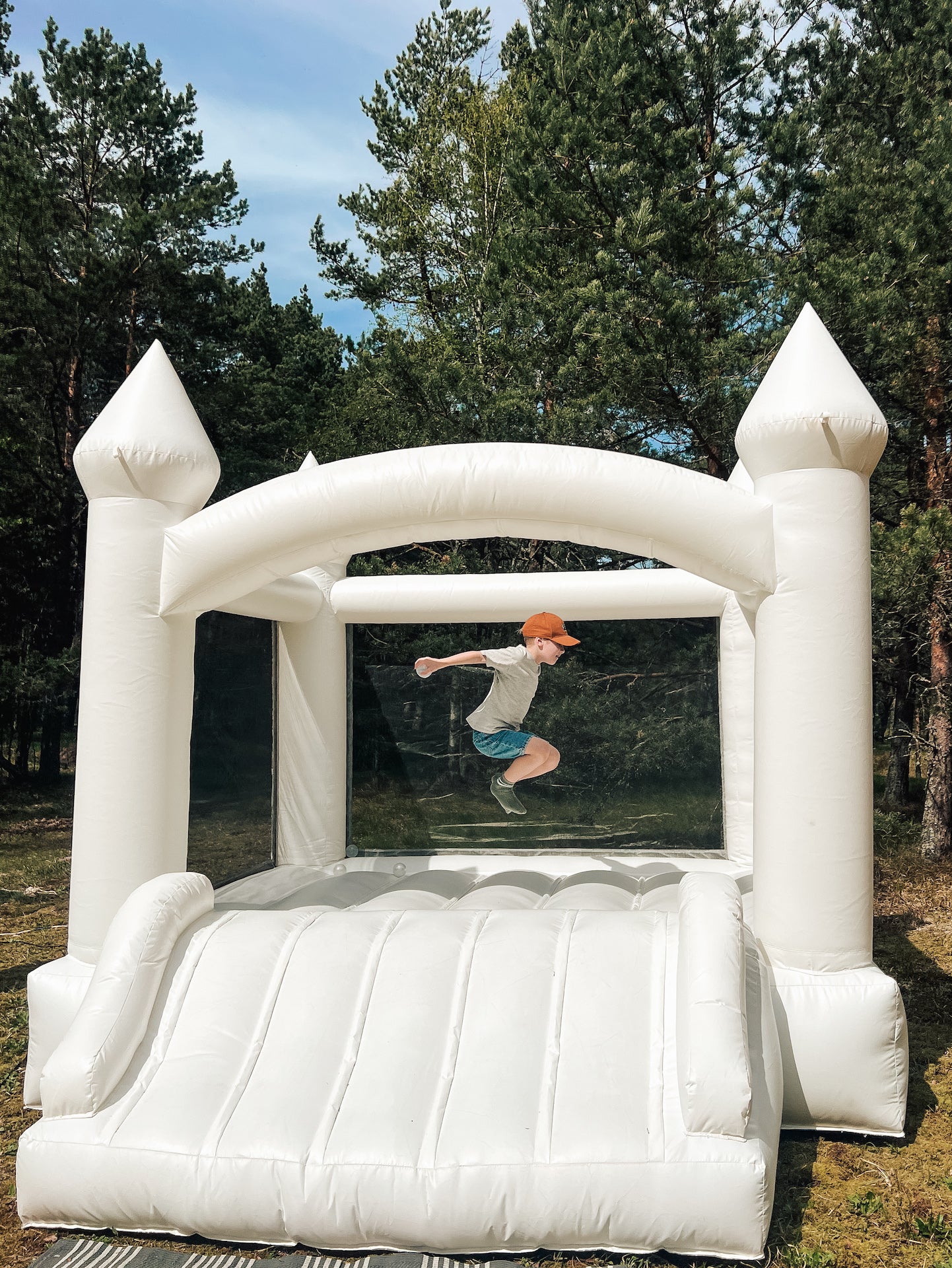 Bouncy Castle Baltā pils 3m - baltu piepūšamo atrakciju noma Liepājā, Dienvidkurzemē, Kurzemē