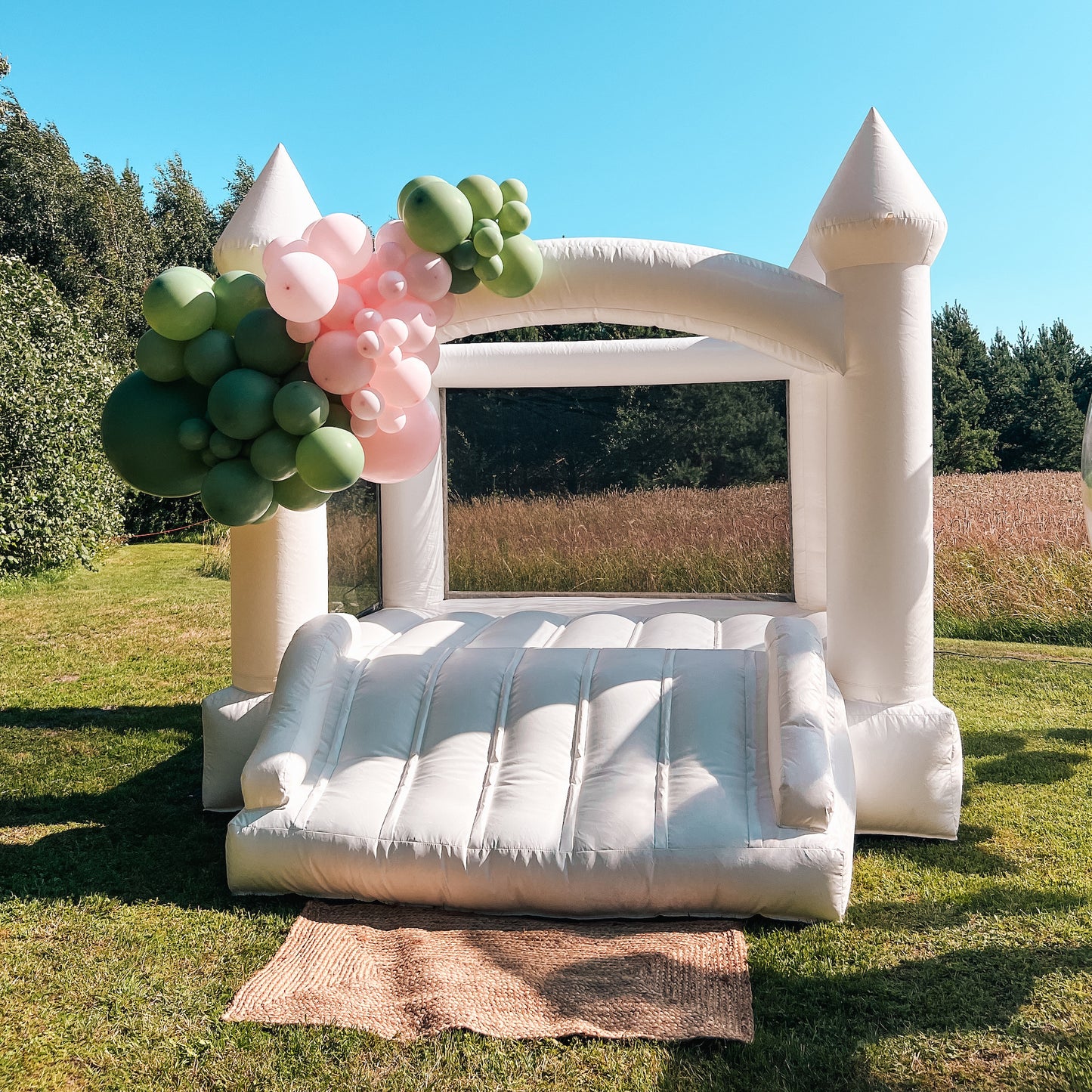 Bouncy Castle Baltā pils 3m - baltu piepūšamo atrakciju noma Liepājā, Dienvidkurzemē, Kurzemē