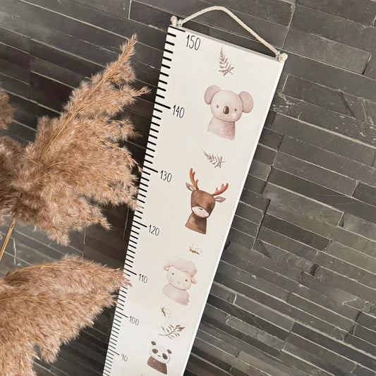 Dzīvnieciņi - Personalizēts koka auguma metramērs bērnam, Veco dēļu dekors