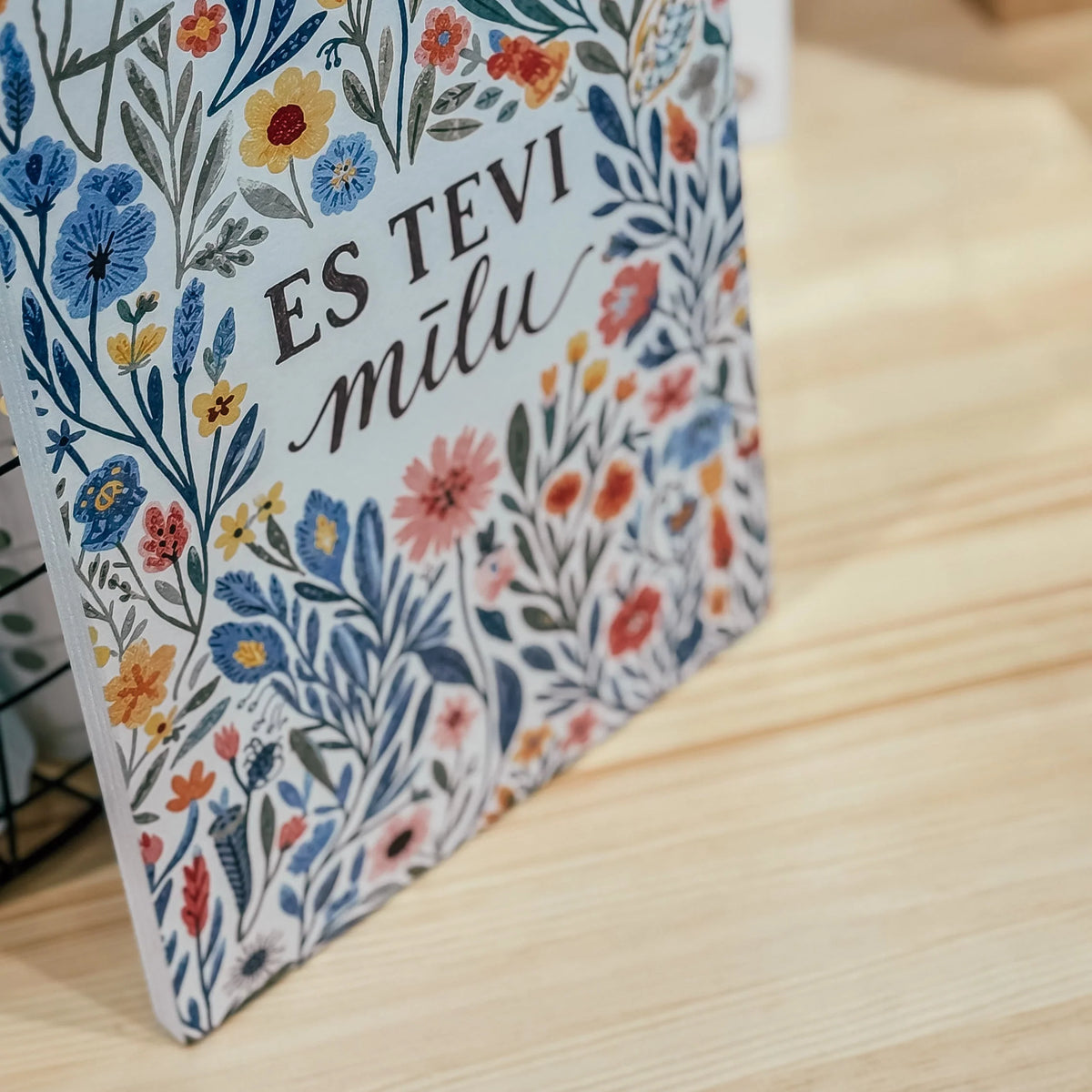 Koka dekors "Es Tevi mīlu" ar krāsainiem ziediem, Veco dēļu dekors