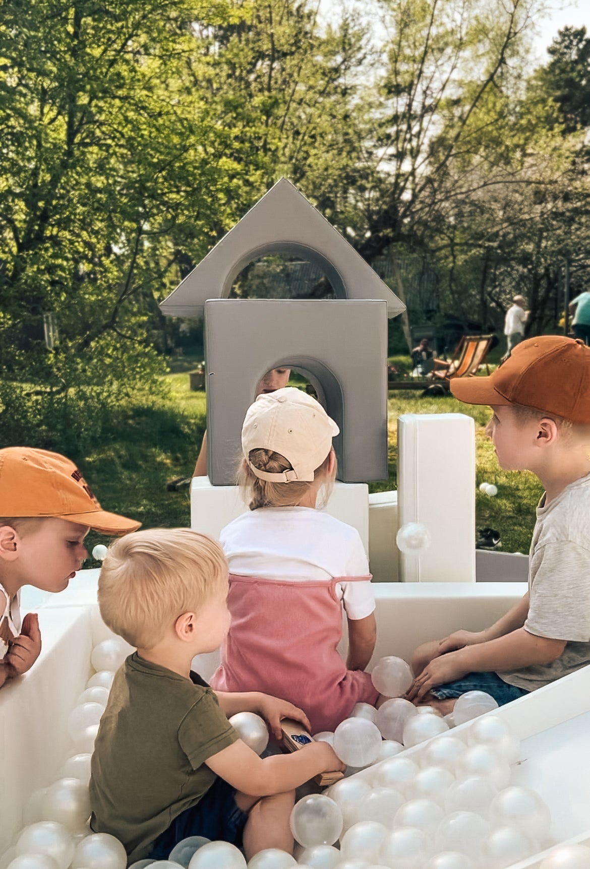 Iglu kluči, Noma Liepājā, Dienvidkurzemē, Kurzemē - baltas atrakcijas, bērnu rotaļu stūrītis