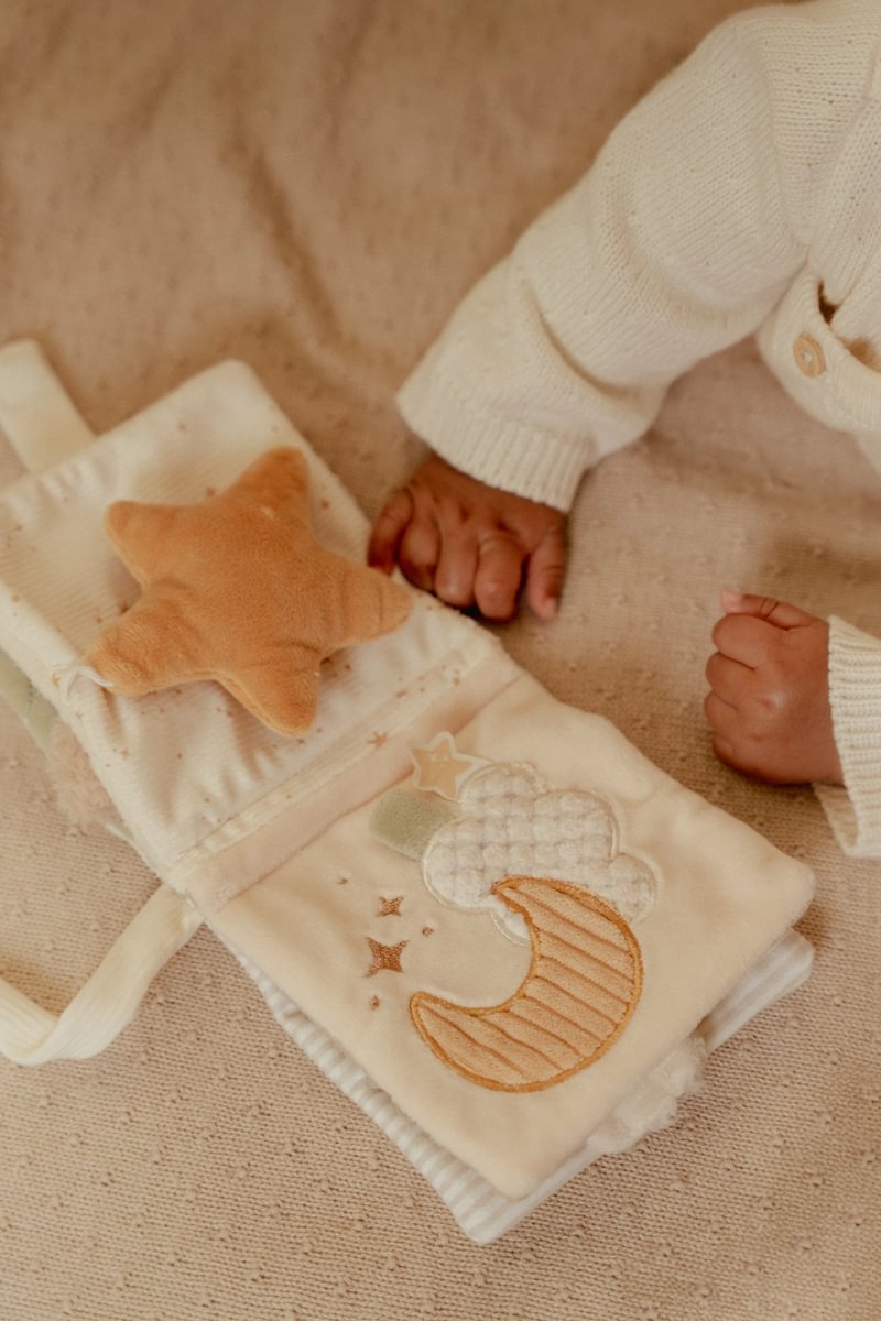 Mīkstā grāmata Newborn Naturals, Soft activity Booklet, Little Dutch