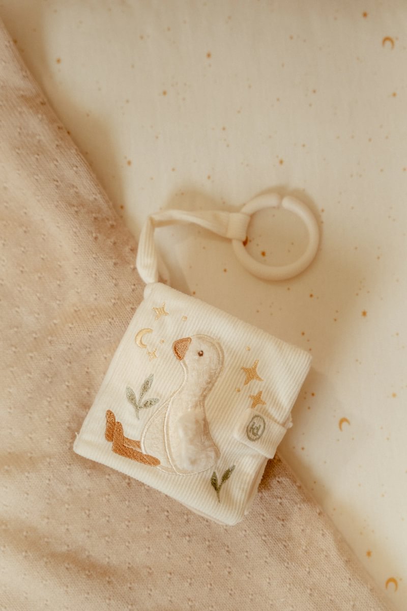 Mīkstā grāmata Newborn Naturals, Soft activity Booklet, Little Dutch
