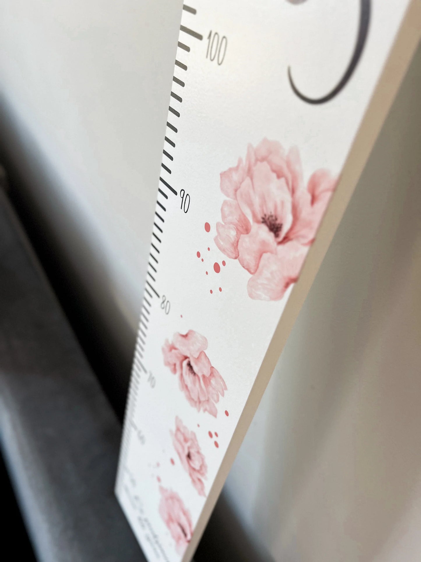 Ziedi - Personalizēts koka auguma metramērs - krāsains, veco dēļu dekors