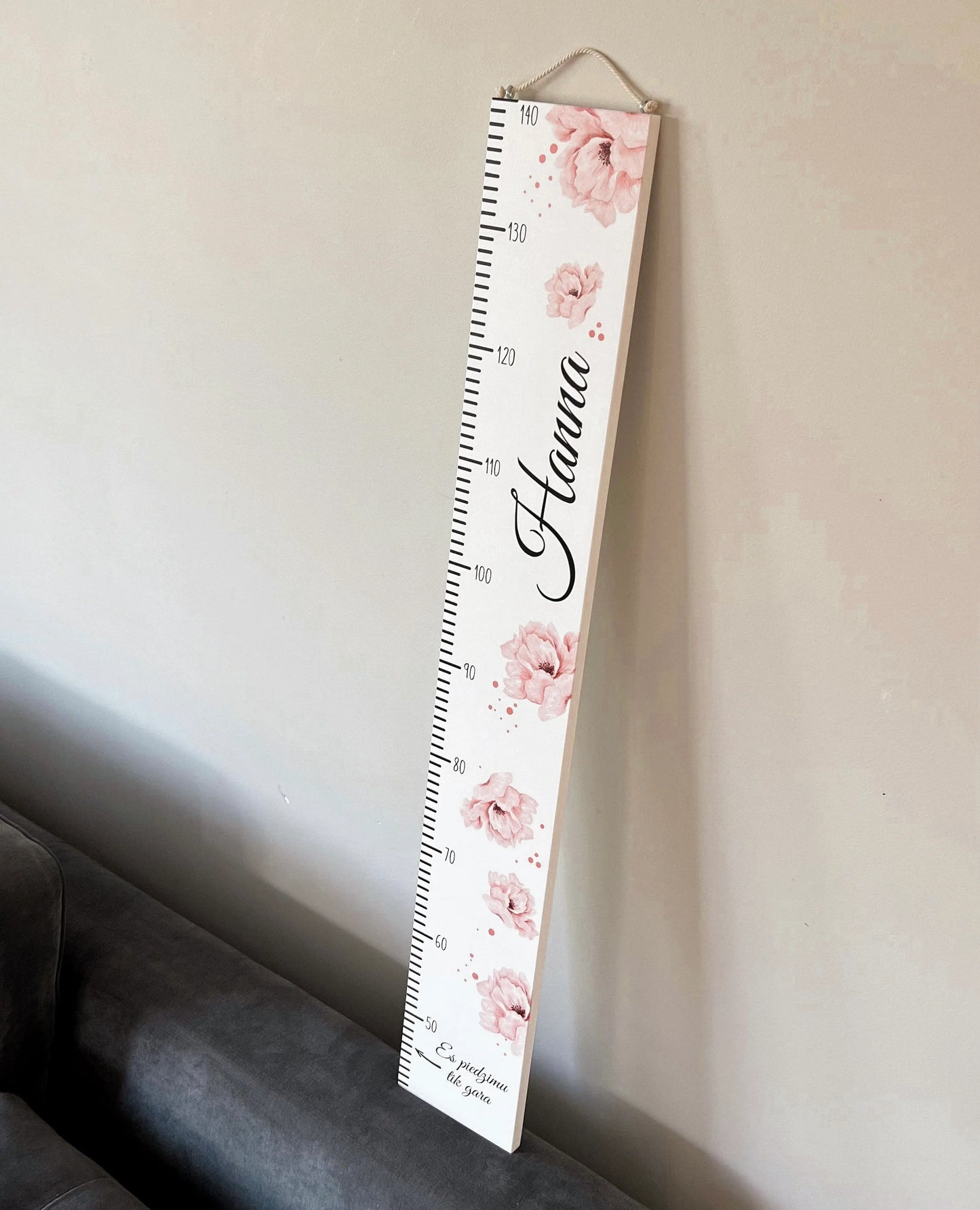 Ziedi - Personalizēts koka auguma metramērs - krāsains, veco dēļu dekors