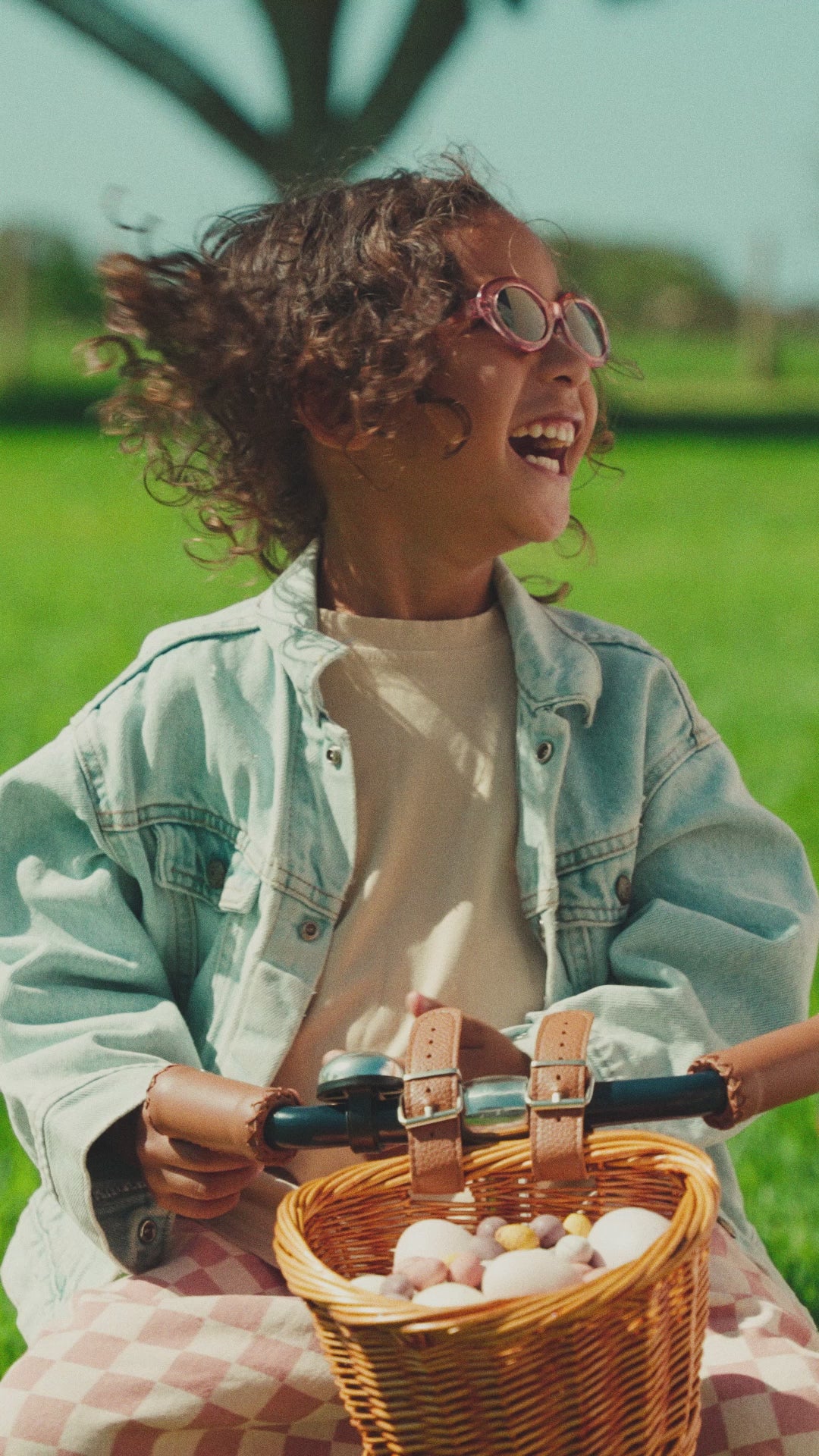 Video Banwood Tike trīsritenis ar pītu groziņu