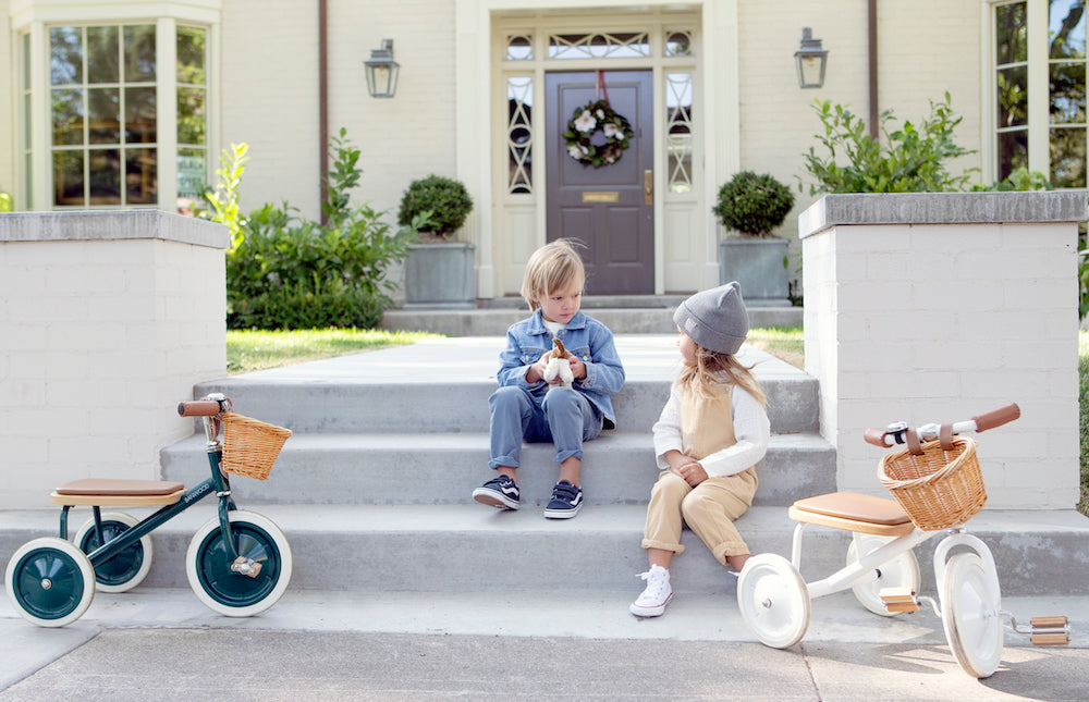 Banwood Green Tike trīsritenis ar pītu groziņu, zaļš