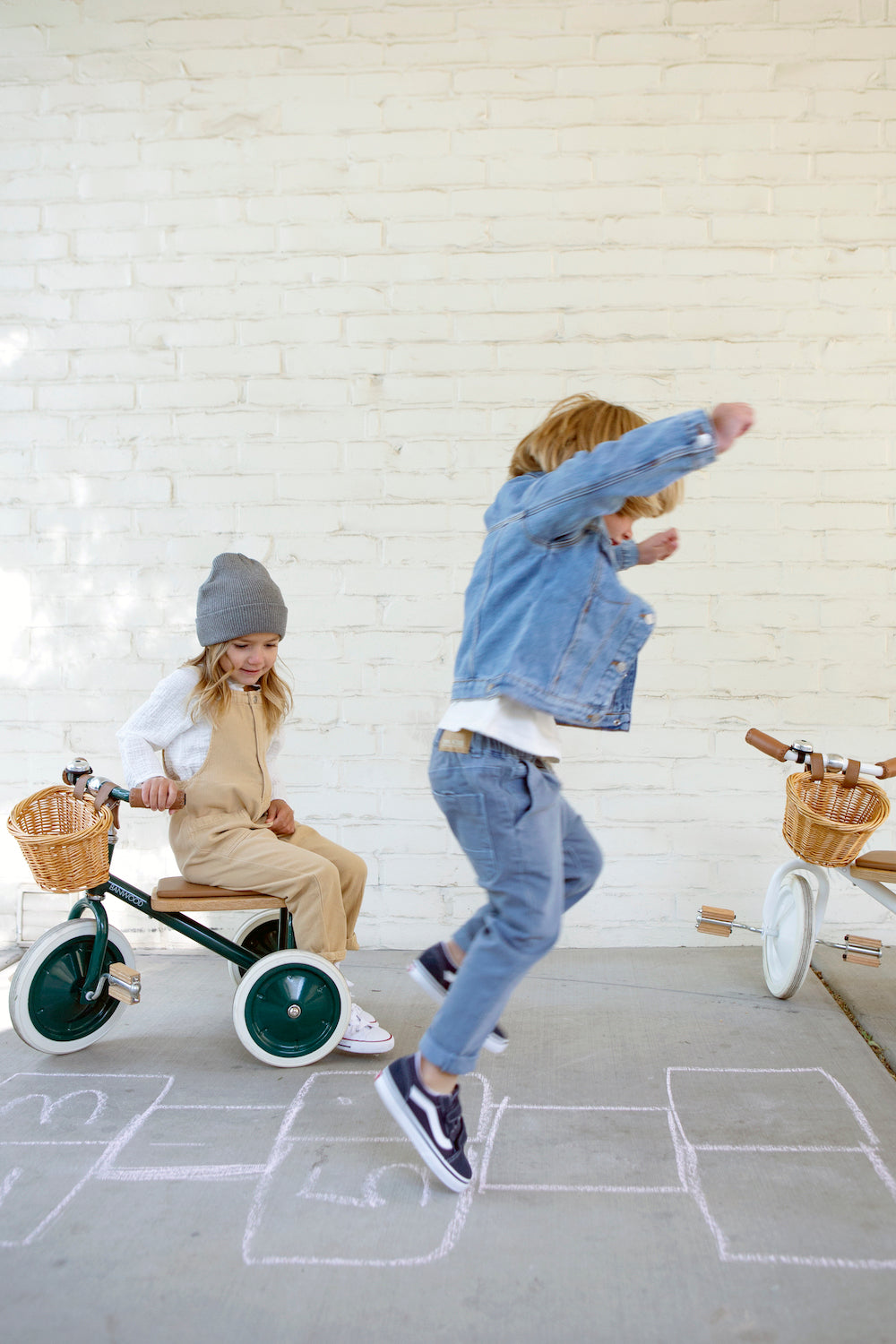 Banwood Green Tike trīsritenis ar pītu groziņu, zaļš