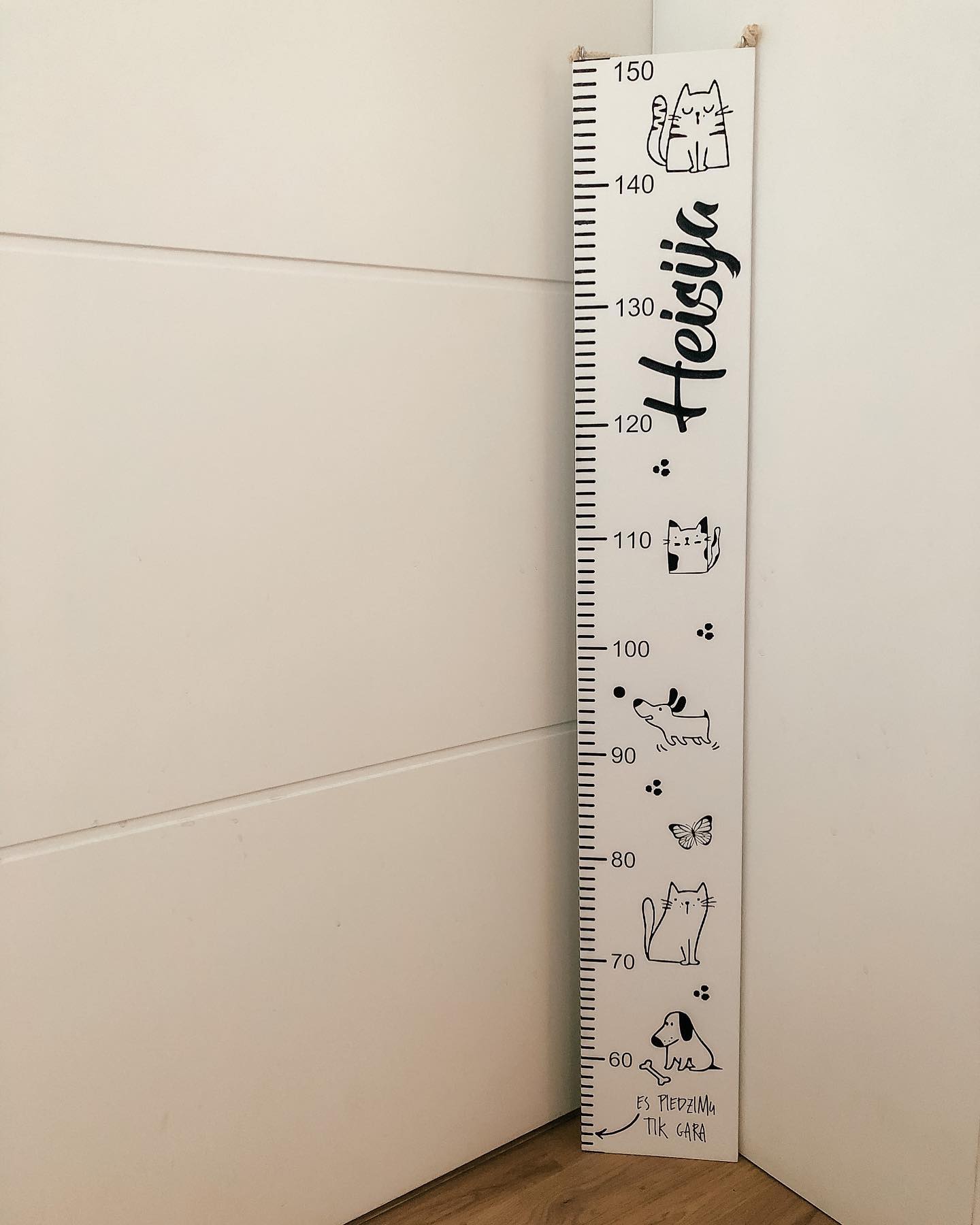 Personalizēts bērna auguma metrmērs no koka ar bērna vārdu un augumu, Veco dēļu dekors