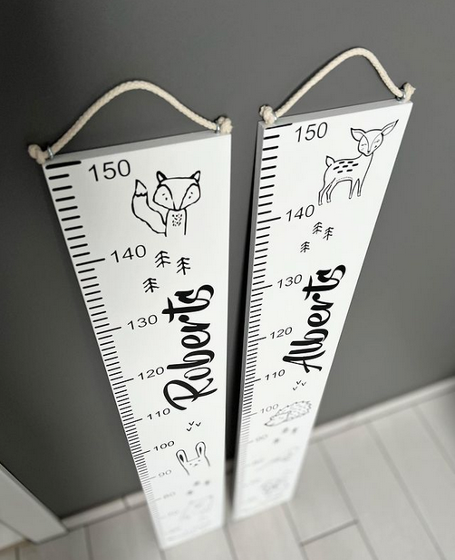 Personalizēts bērna auguma metrmērs no koka ar bērna vārdu un augumu, Veco dēļu dekors
