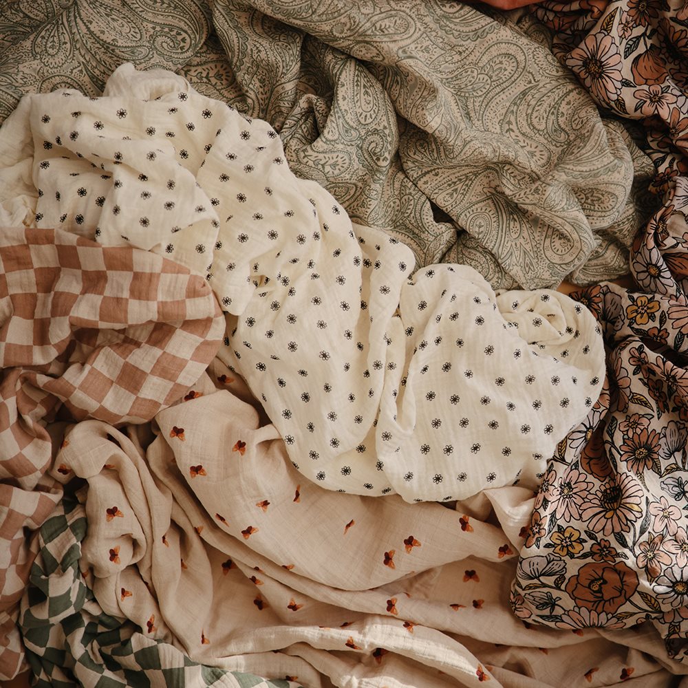 Muslīna sedziņa Black Daisy Swaddle, 120 x 120 cm, Mushie