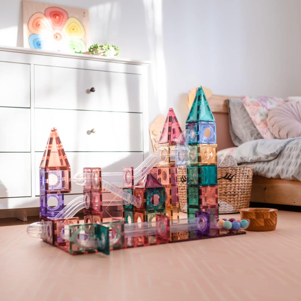 Magnetinis konstruktorius – kamuoliukų bėgimo trasa, „Ball Run Pastel“ išplėtimo rinkinys, 106 dalys, „Connetix“
