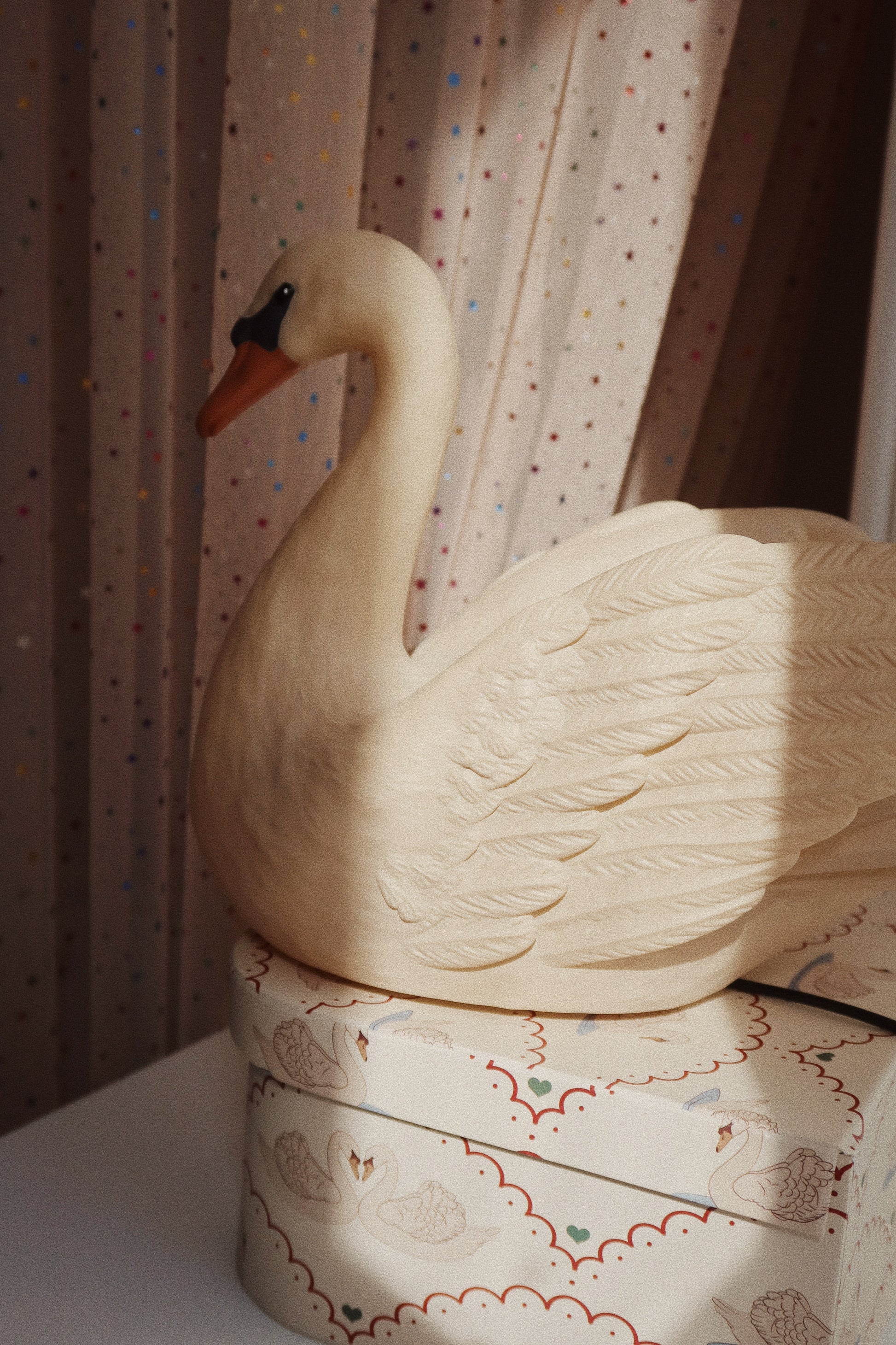 Gulbja naktslampiņa Swan Lamp, Konges Slojd, KS6541-BEIGE