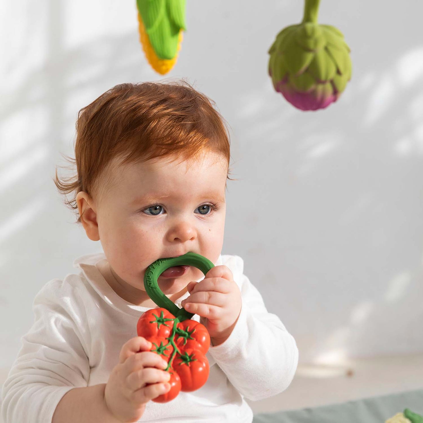 Graužamais grabulis Tomāts, Tomato Rattle Toy, Oli&Carol
