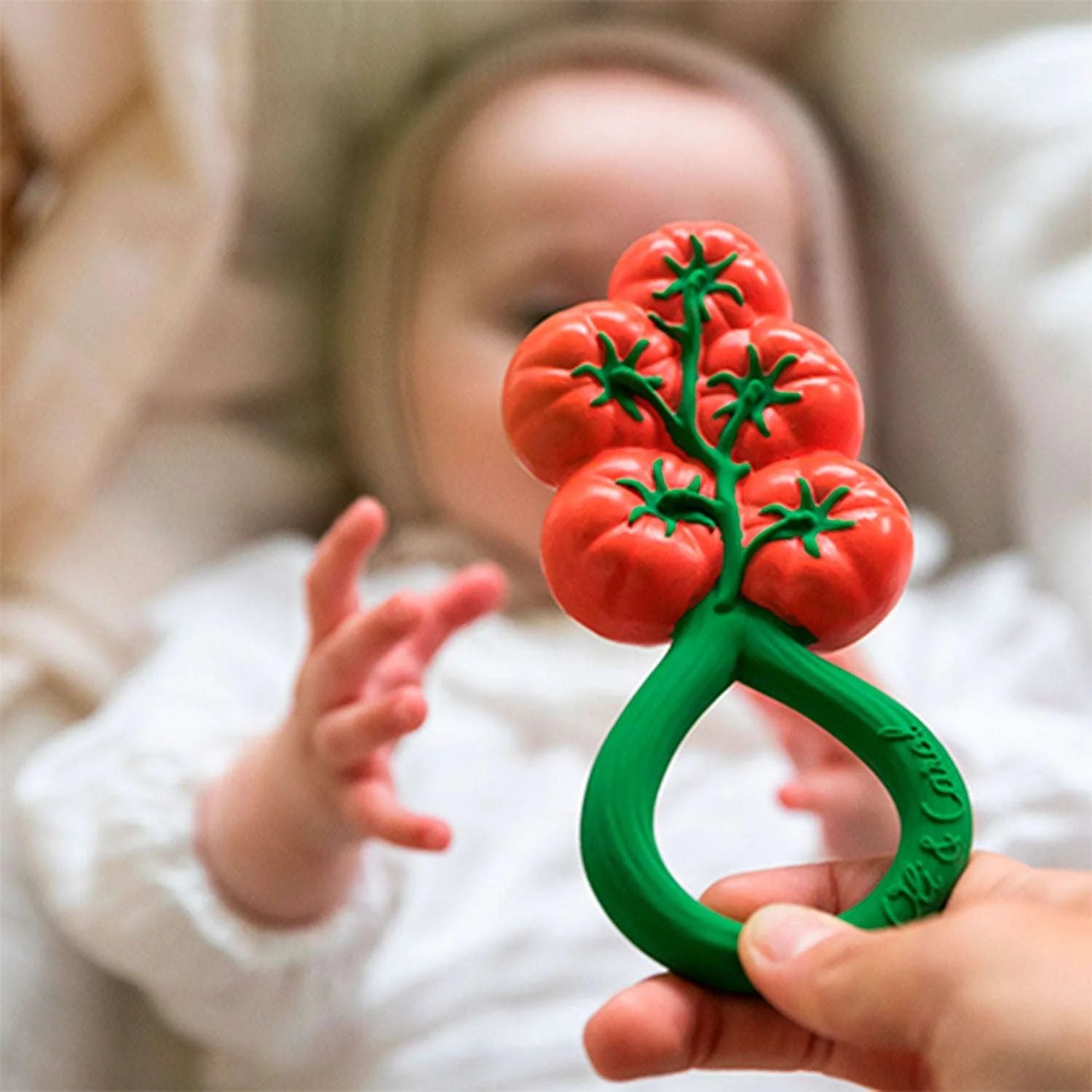 Graužamais grabulis Tomāts, Tomato Rattle Toy, Oli&Carol