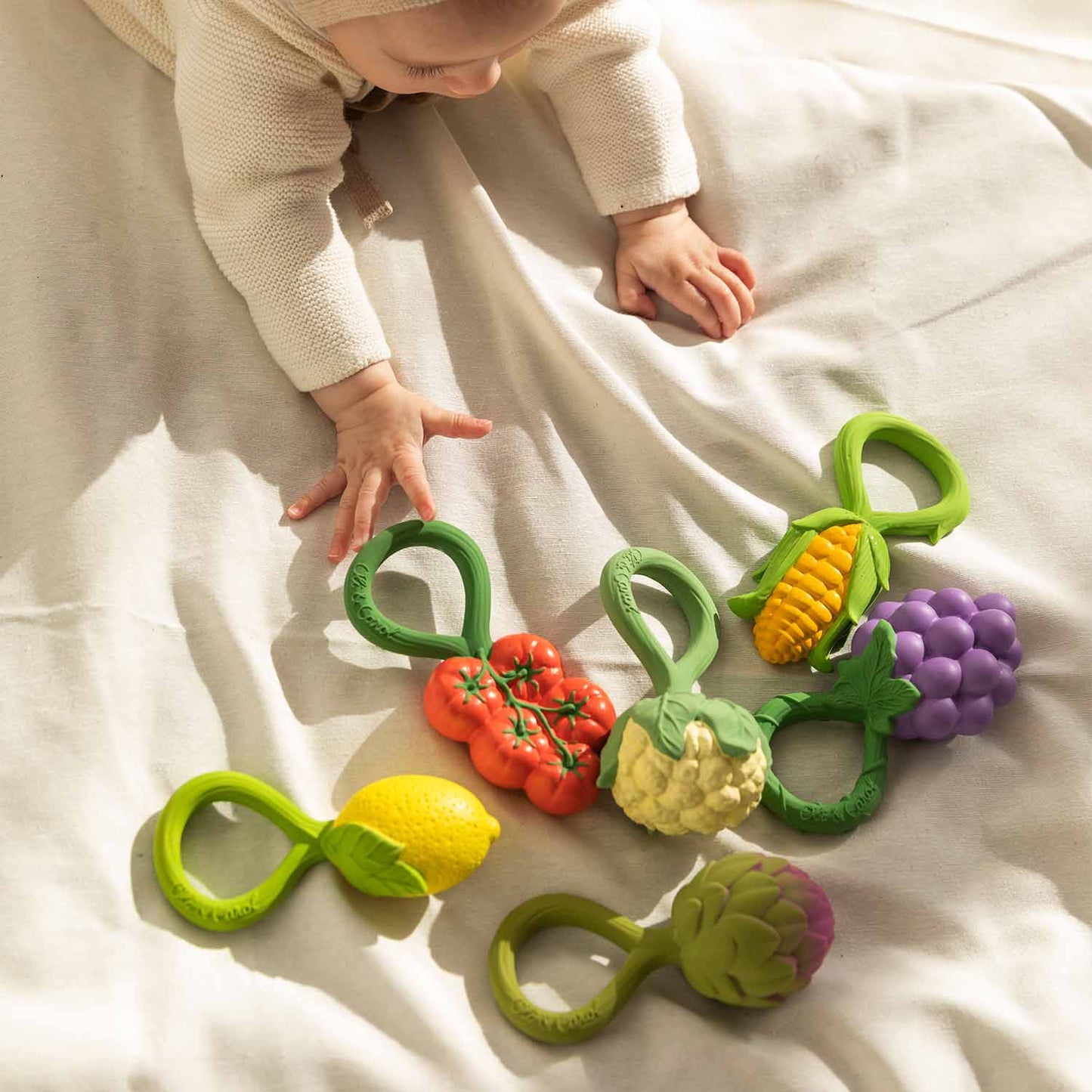 Graužamais grabulis Tomāts, Tomato Rattle Toy, Oli&Carol