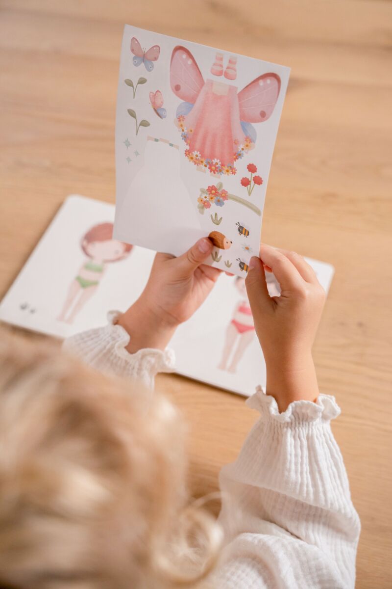 Uzlīmju aktivitāšu grāmata Rosa & Friends, Dress me up book, Little Dutch, LD125414