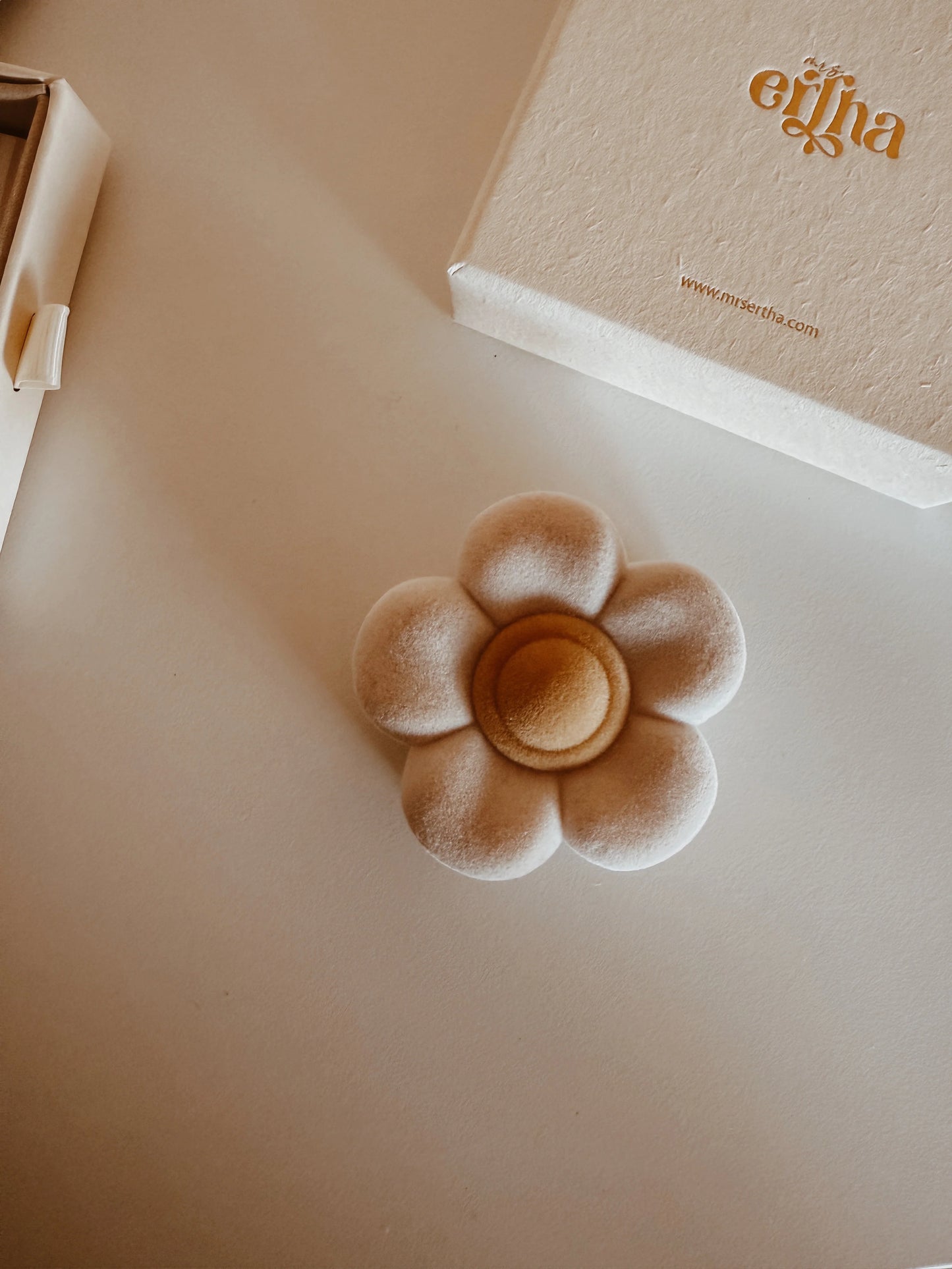 Rotaslietu samta dāvanu kastīte Mini Daisy Jewellery Gift Box, Mrs Ertha, ER1404