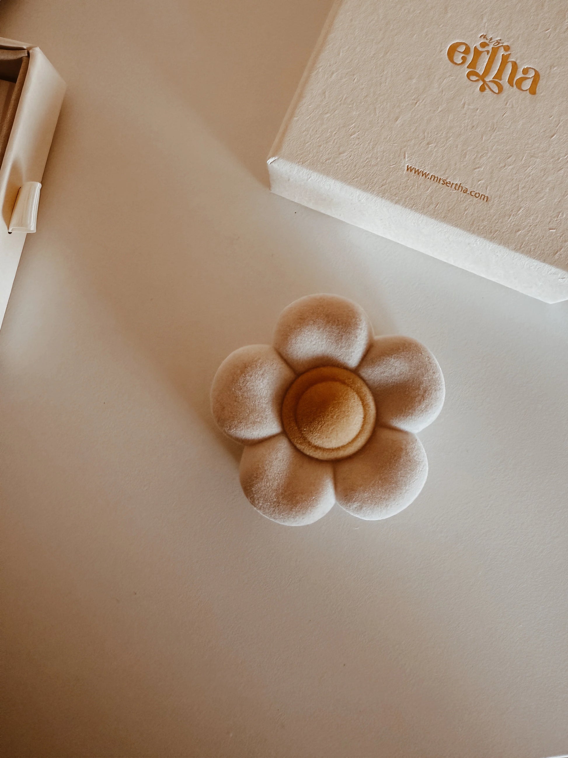 Rotaslietu samta dāvanu kastīte Mini Daisy Jewellery Gift Box, Mrs Ertha, ER1404