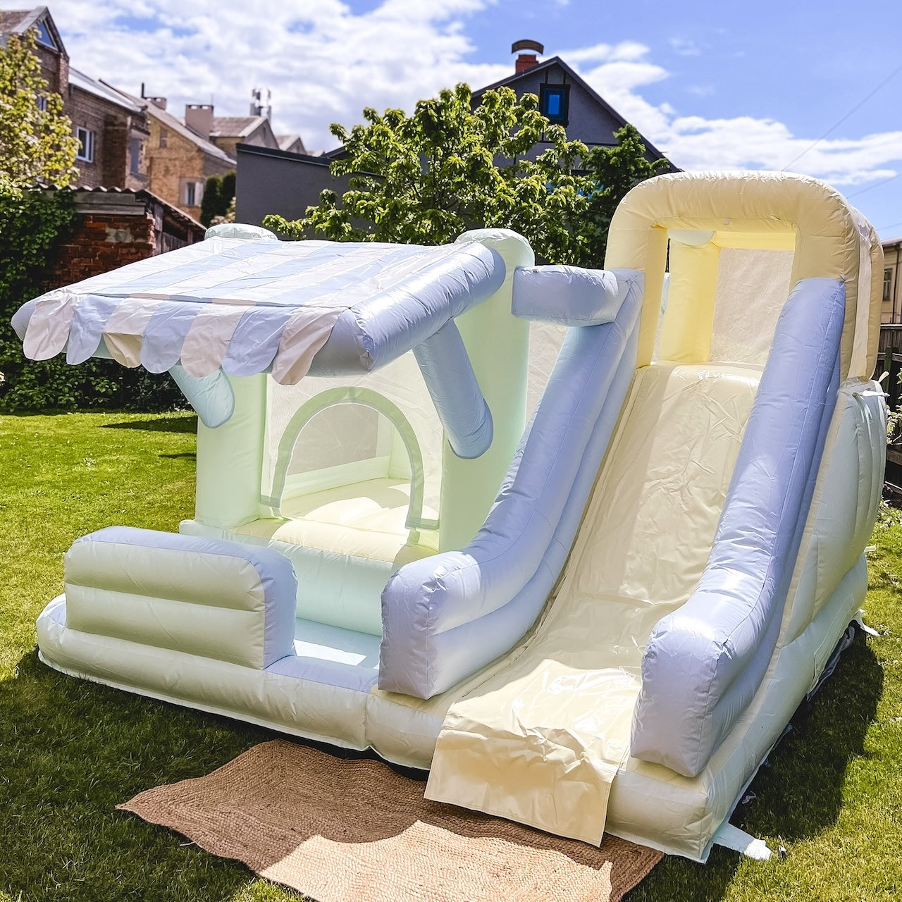 Bouncy Castle Pasteļu pils 3m - piepūšamās atrakcijas noma