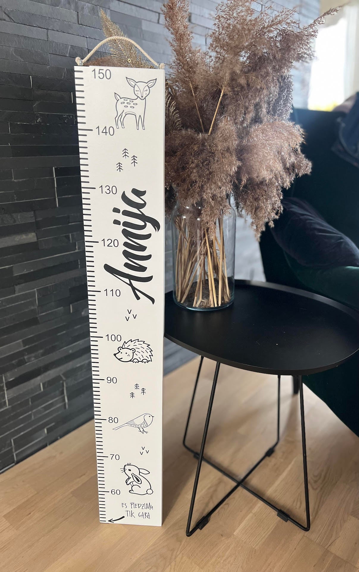 Personalizēts bērna auguma metrmērs no koka ar bērna vārdu un augumu, Veco dēļu dekors