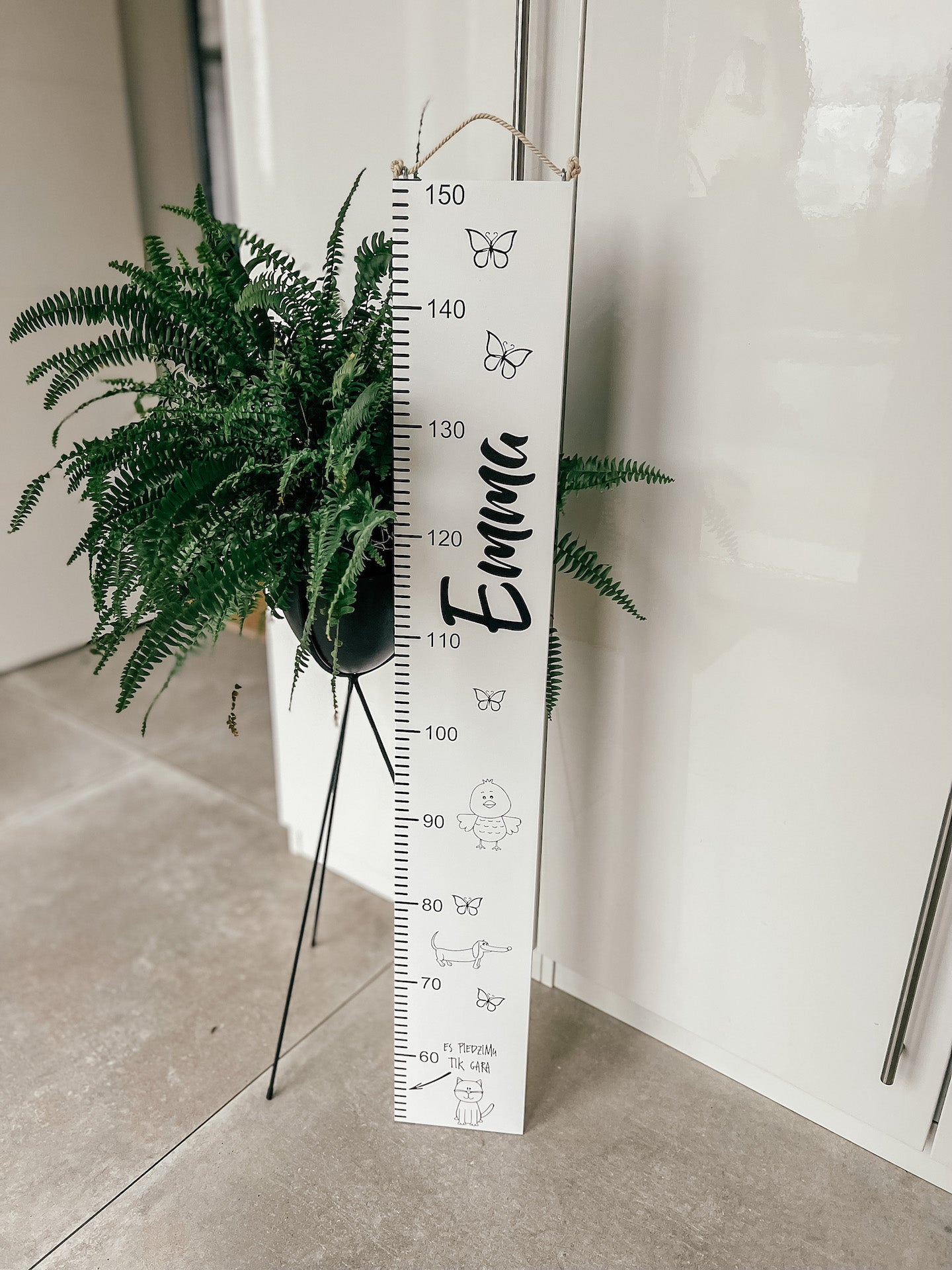 Personalizēts bērna auguma metrmērs no koka ar bērna vārdu un augumu, Veco dēļu dekors