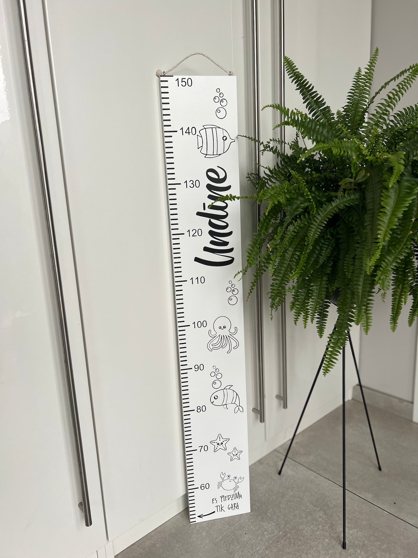 Personalizēts bērna auguma metrmērs no koka ar bērna vārdu un augumu, Veco dēļu dekors
