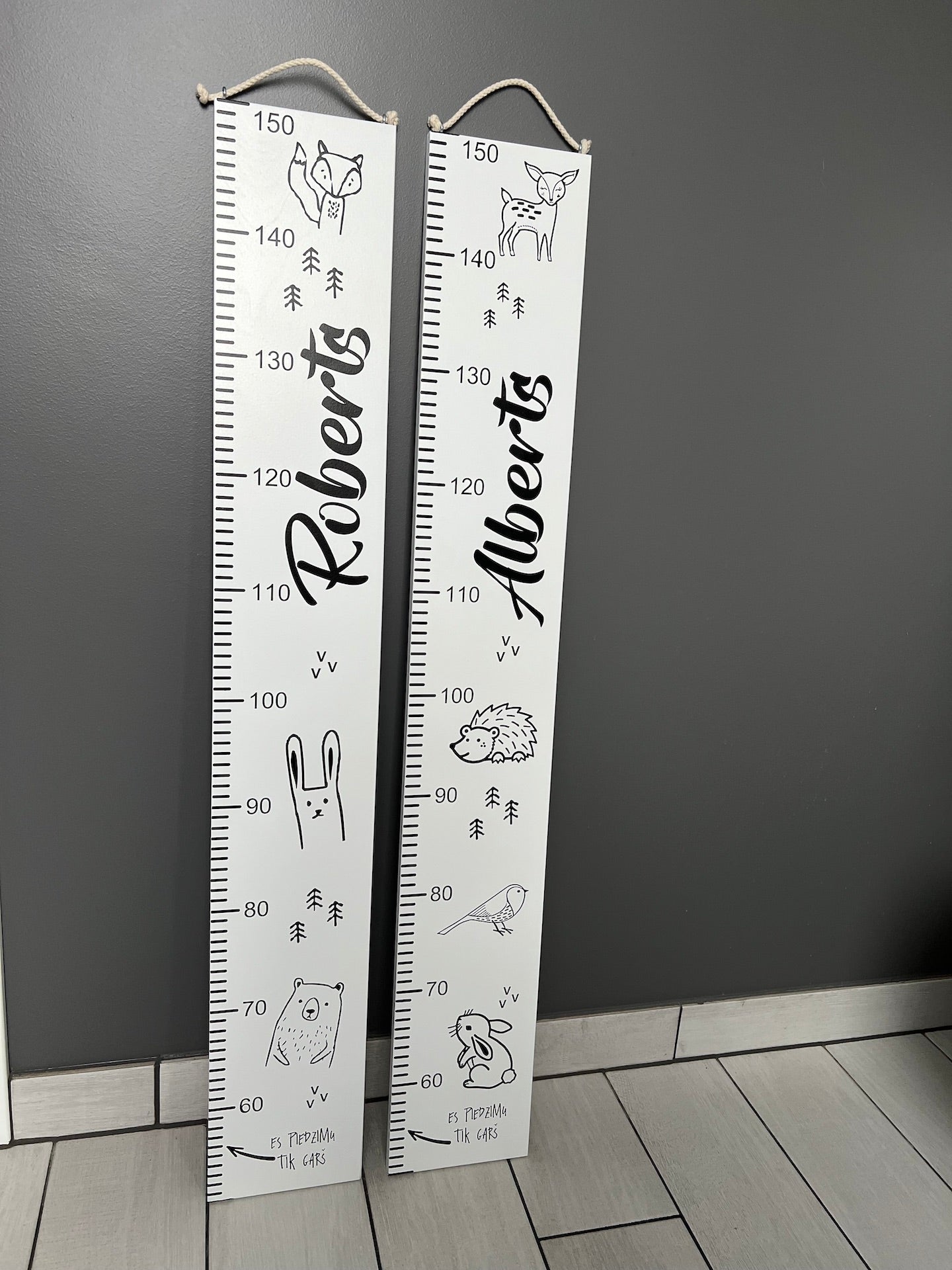 Personalizēts bērna auguma metrmērs no koka ar bērna vārdu un augumu, Veco dēļu dekors