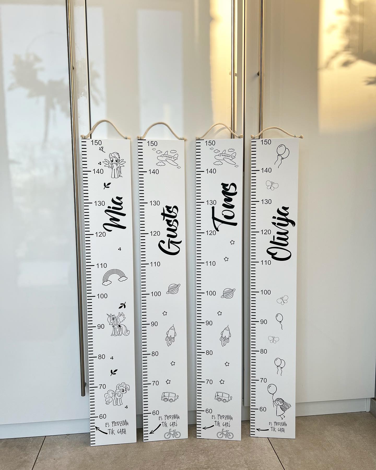 Personalizēts bērna auguma metrmērs no koka ar bērna vārdu un augumu, Veco dēļu dekors