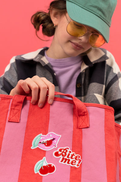 Piegludināmie izšuvumi ar lūpiņām, Iron on Patches Bite Me, Party Deco, NAP9