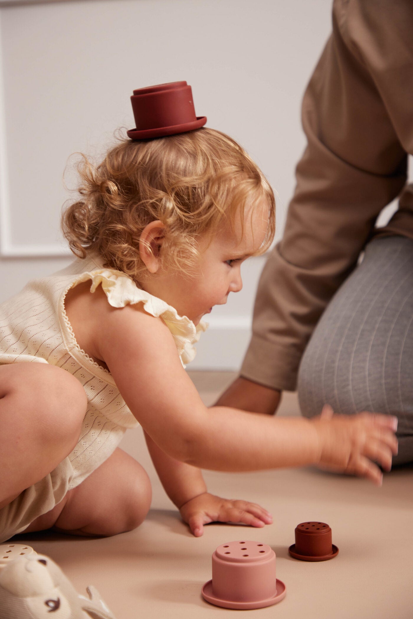 Silikona krūzīšu tornis, Silicone Stacking Cups, Rose, Filibabba