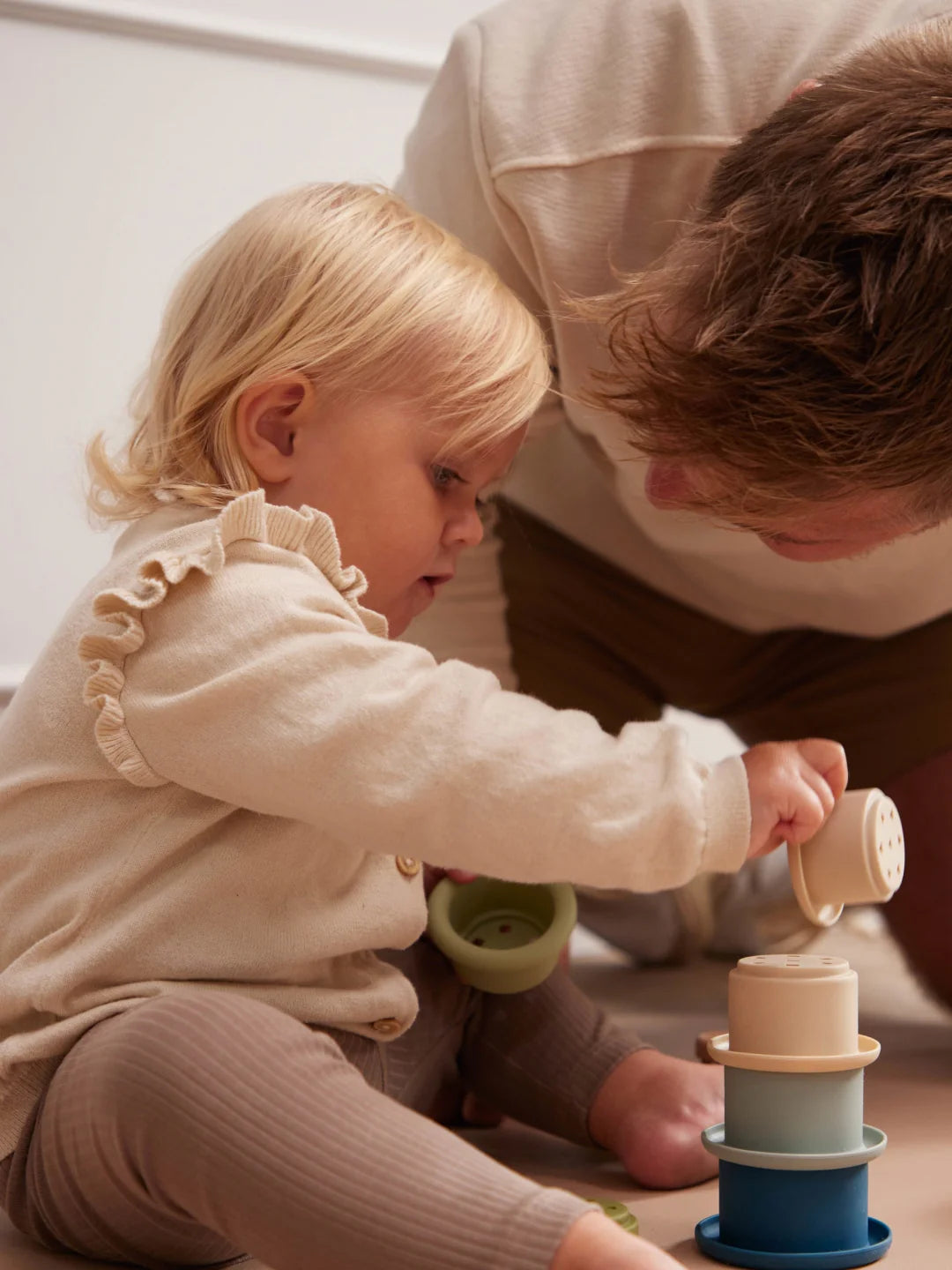 Silikona krūzīšu tornis, Silicone Stacking Cups, Rose, Filibabba