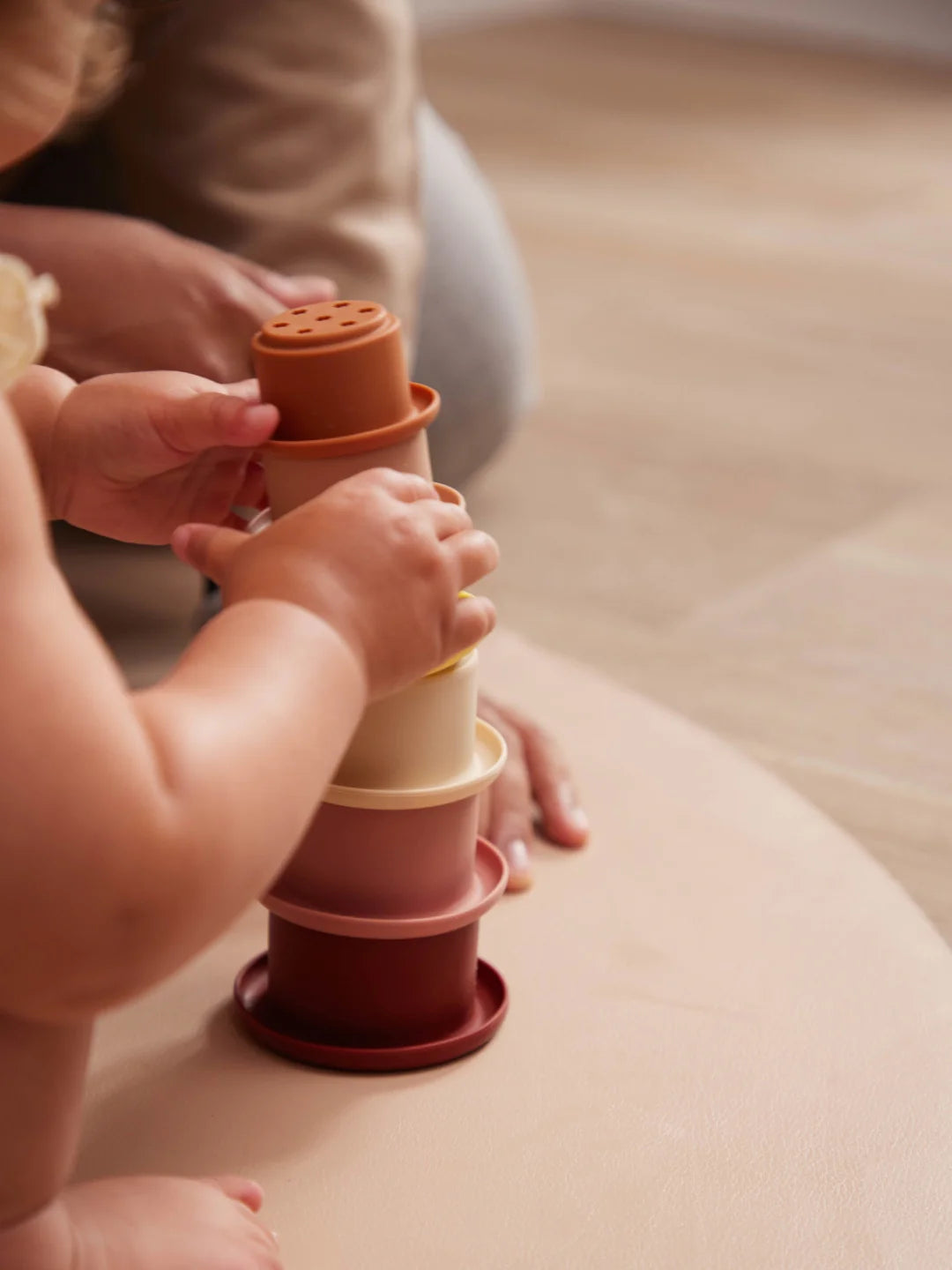 Silikona krūzīšu tornis, Silicone Stacking Cups, Rose, Filibabba