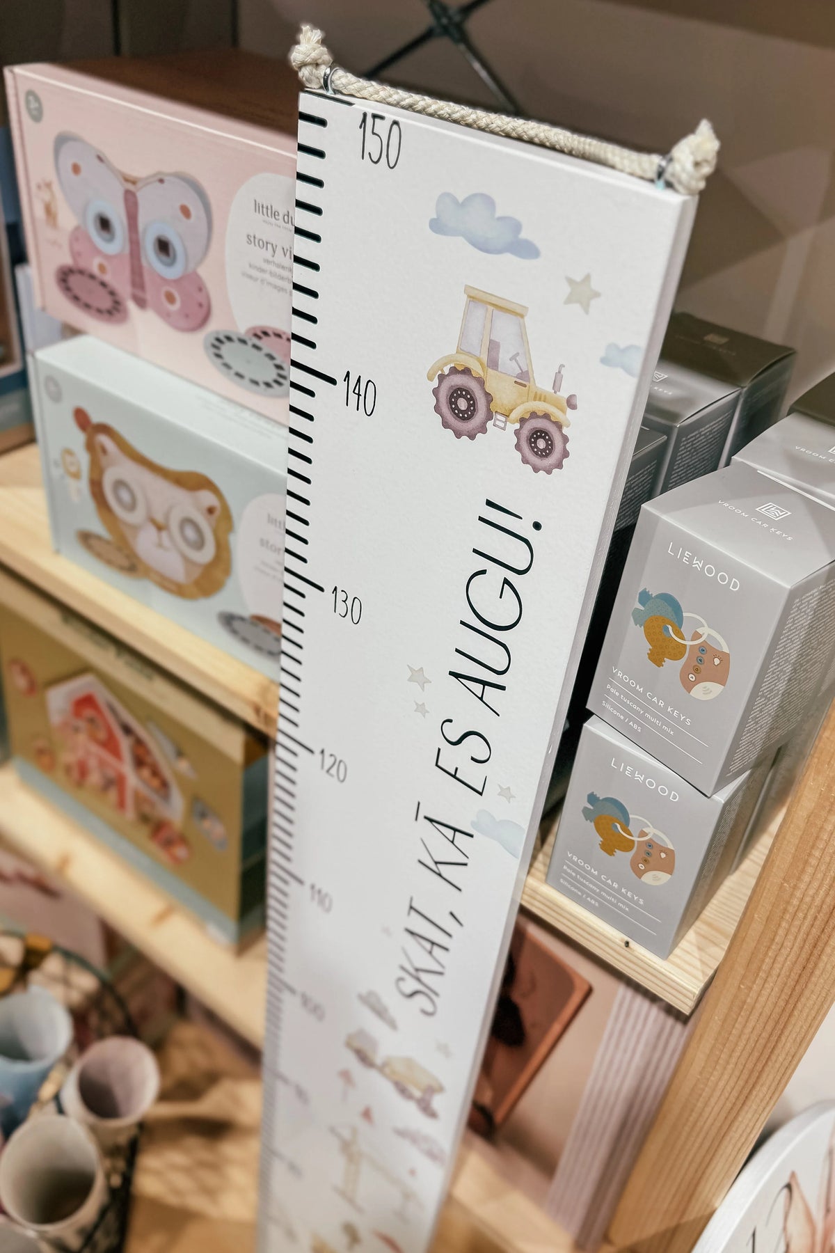 Dzelteni traktori - Personalizēts bērna auguma metramērs, Veco dēļu dekors